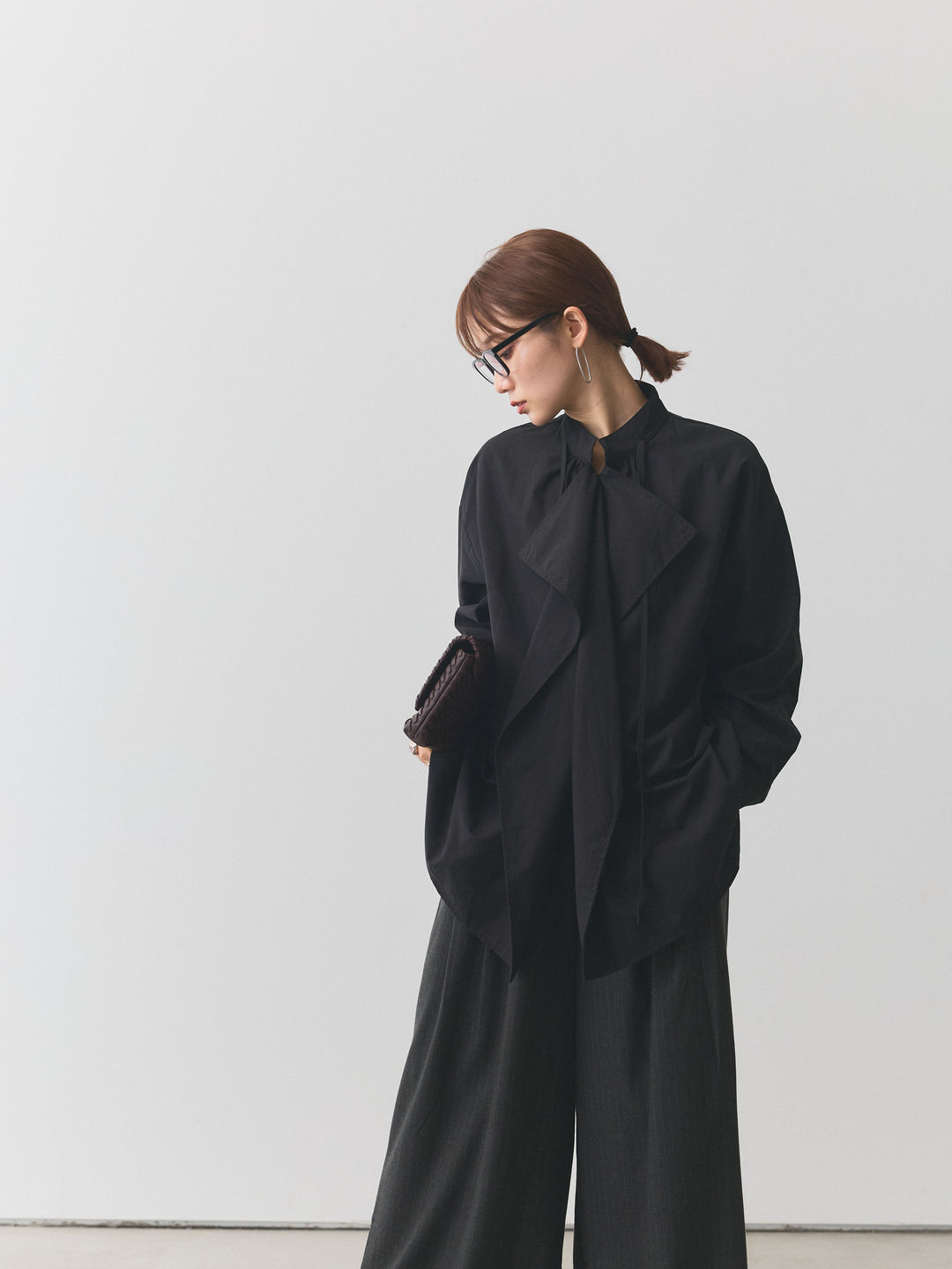 【Allure】[SET]ピーチスキンデザインネックオーバーシャツ+ウールライクストライプワイドパンツ(2set)