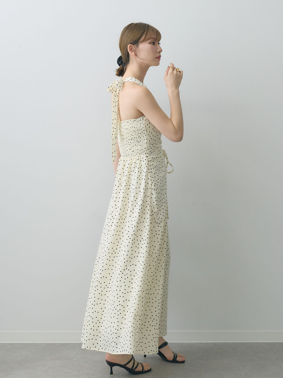[SET]ホルターネックドット柄シャーリングデザインワンピース+選べるアクセセット(2set)