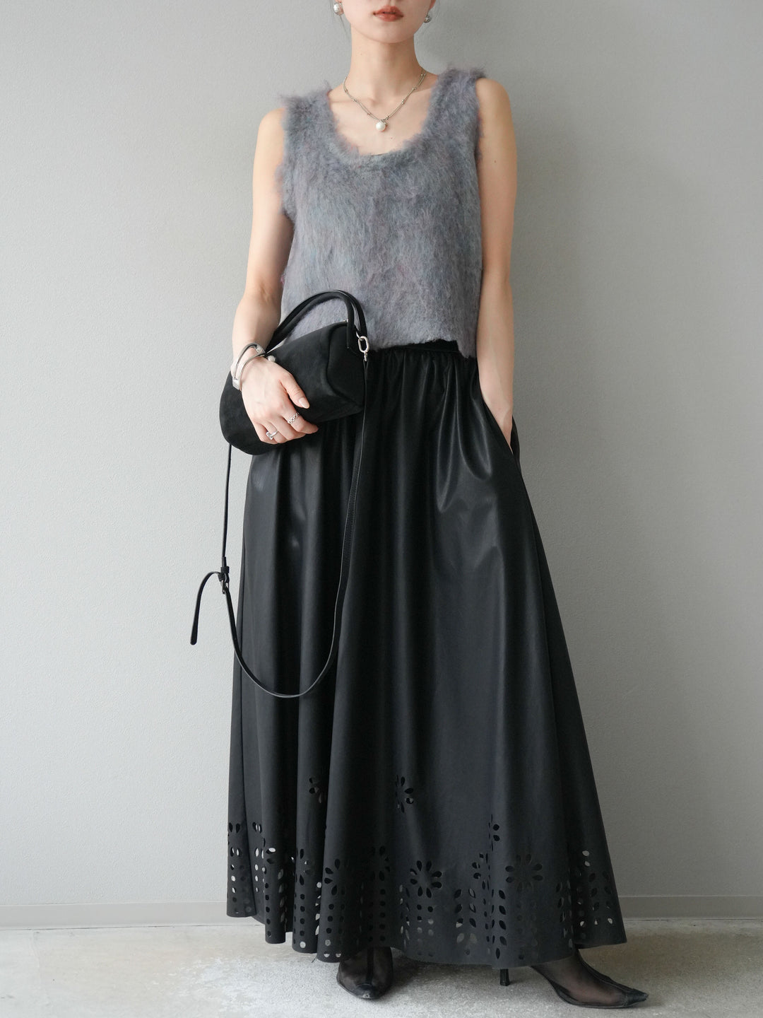 [予約]フラワーパンチングレザースカート/ブラック