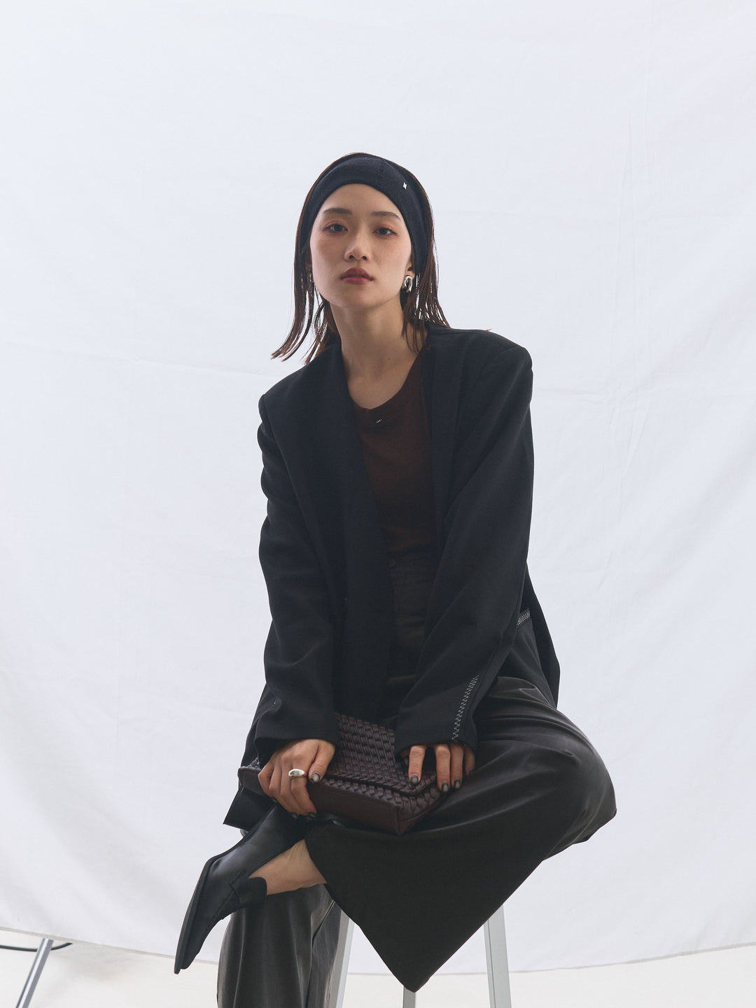 【Allure】[SET]モチーフ付Uネックシアーカットソー+レザータックセミワイドパンツ+ノーカラーステッチデザインジャケット(3set)