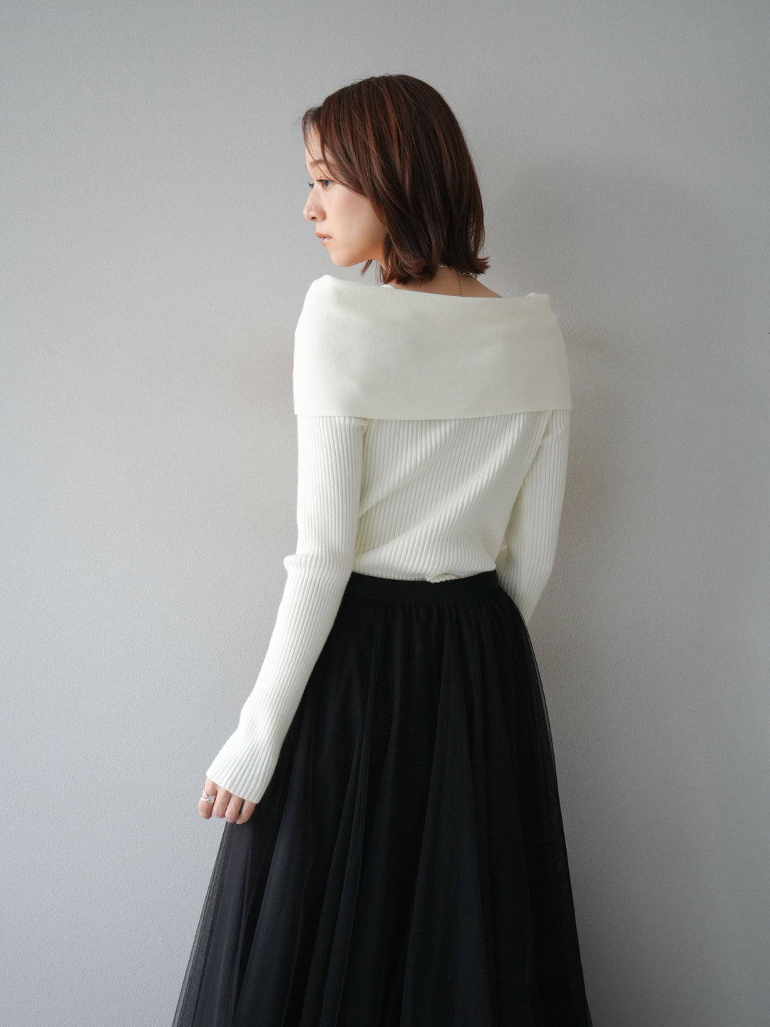 [予約]リボンモチーフオフショルリブニットトップス/white