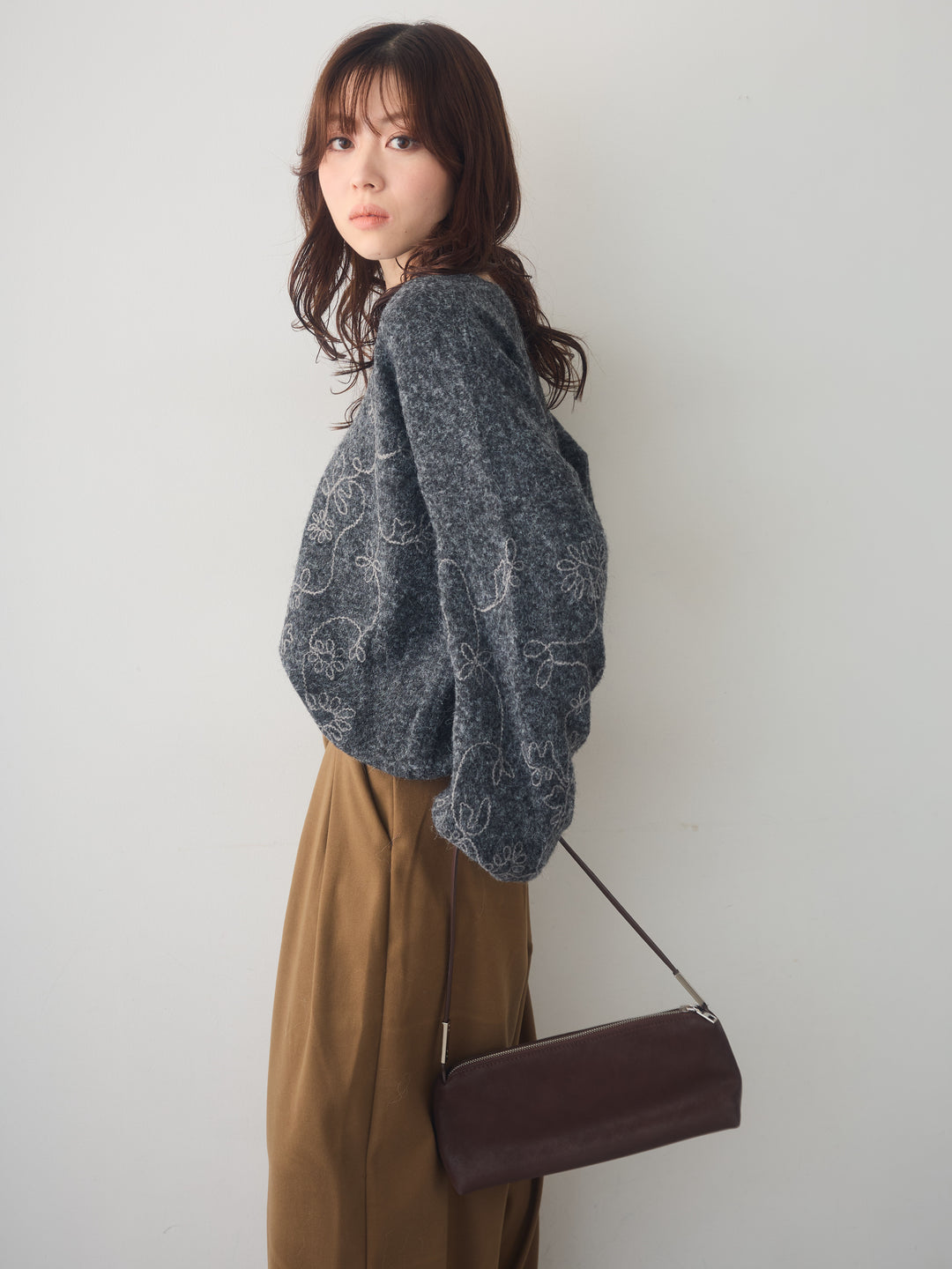 [予約]フロントエンブロイダリーVネックニットトップス/charcoal