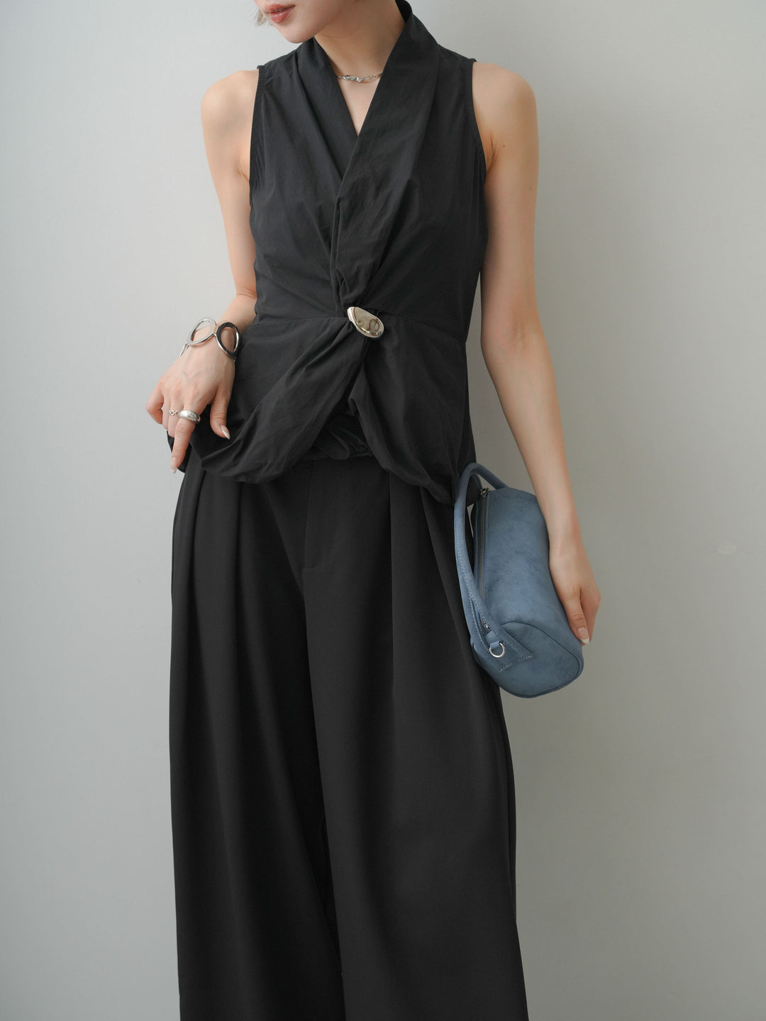 [予約]シルバーブローチ付ぺプラムツイストトップス/black