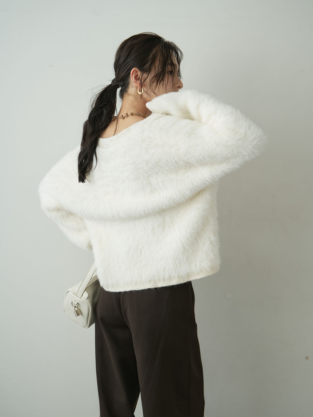 【套裝】金色扣環口袋設計毛絨針織開衫+內建罩杯羅紋抹胸吊帶衫+繫帶雙色拼接半喇叭闊腿褲（三件套）