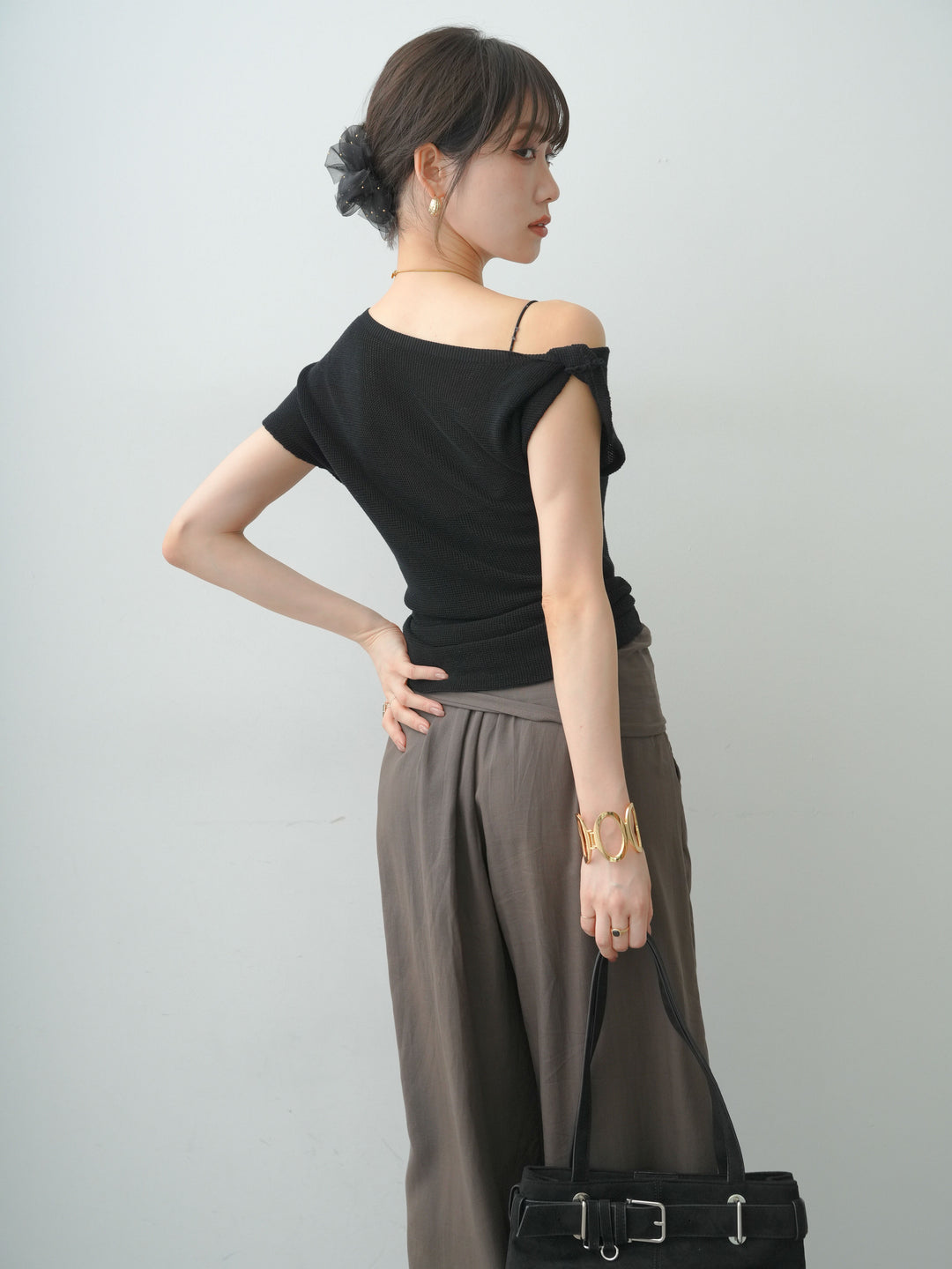 [予約]ショルダーツイストノースリニットトップス/black