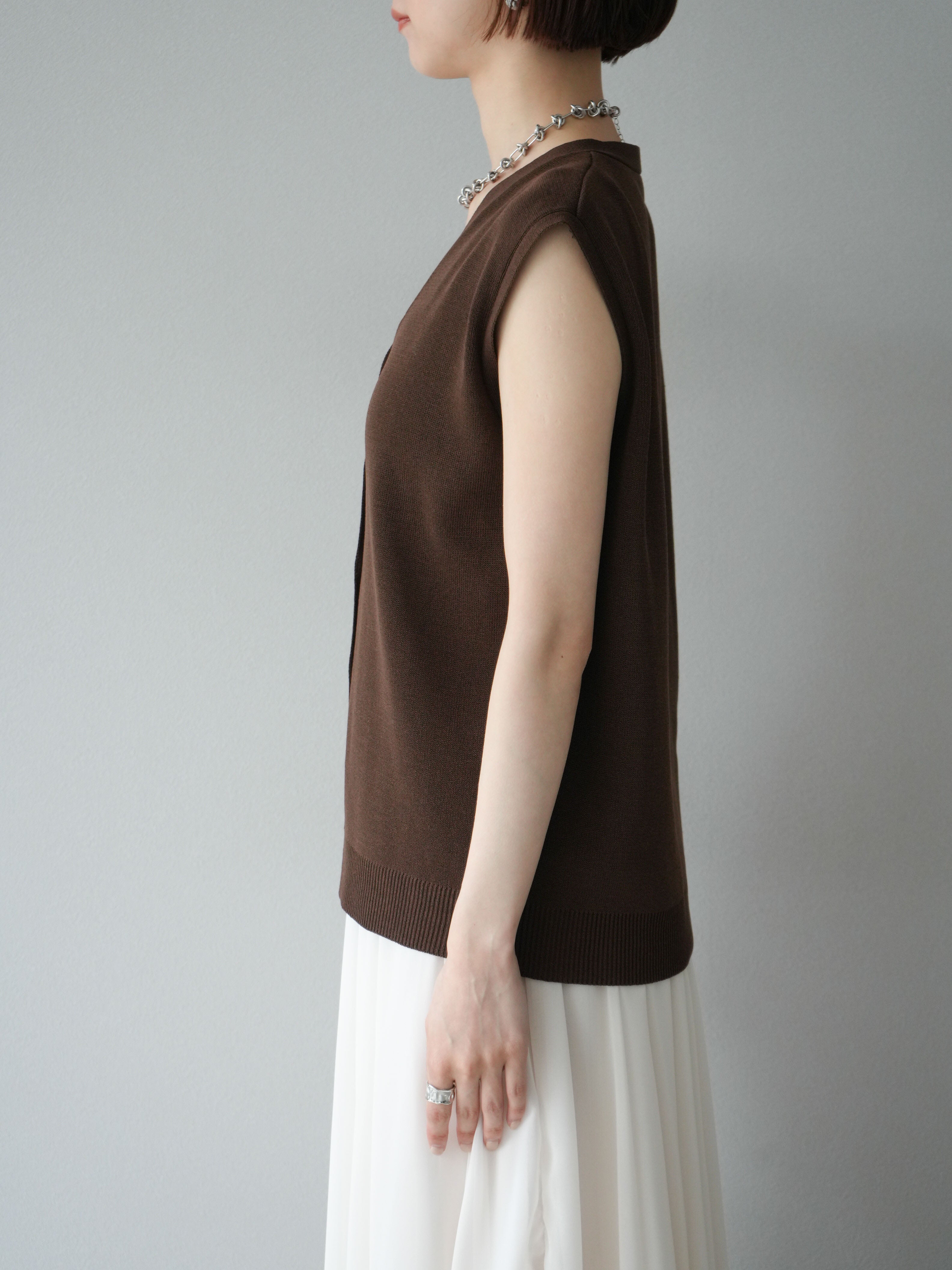 予約]Vネックレーヨンニットベスト/ブラウン – Lumier