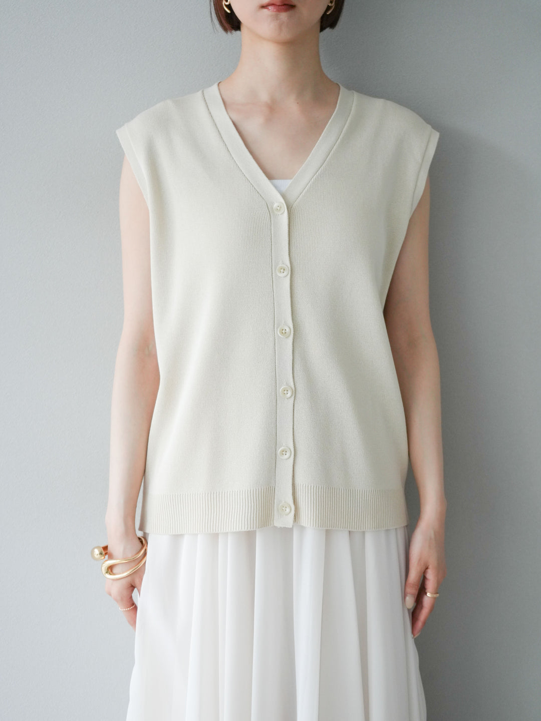 【預購】V領人造絲針織背心/象牙白