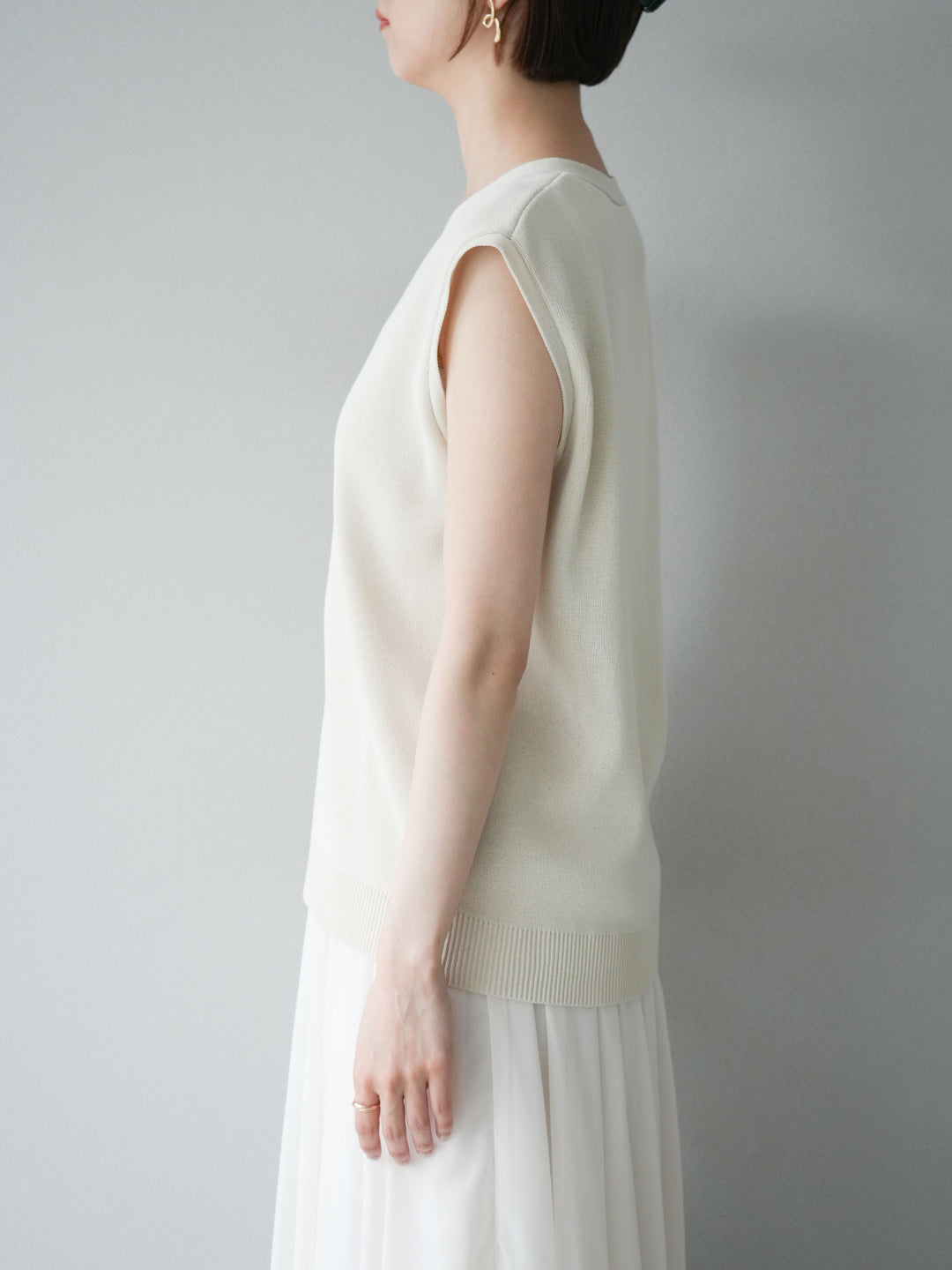 【預購】V領人造絲針織背心/象牙白