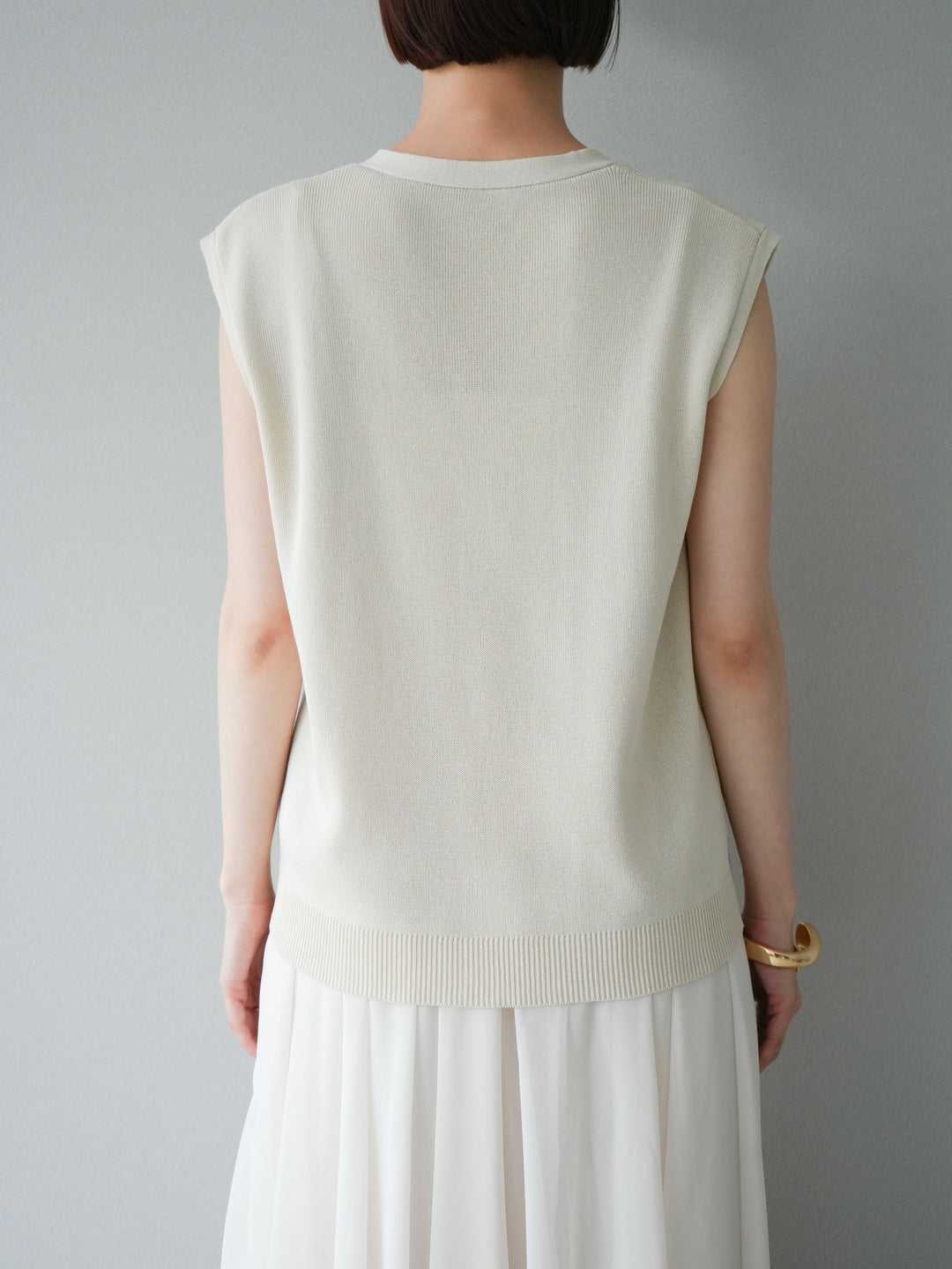 【預購】V領人造絲針織背心/象牙白