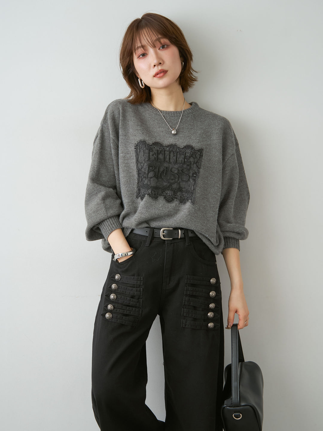 [予約]アルパカタッチ刺繍レースロゴニットプルオーバー/charcoal