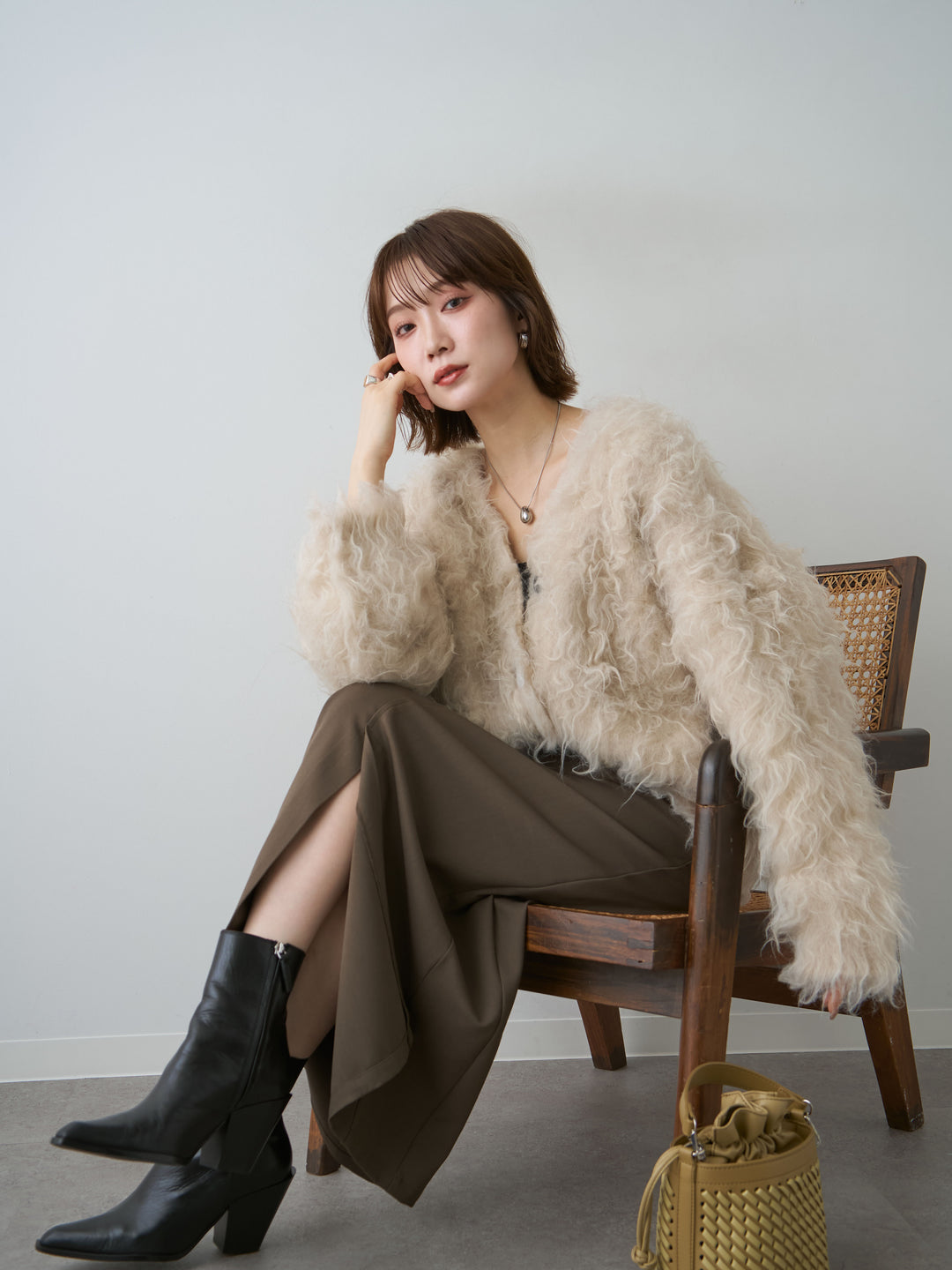 [SET]カーリーフェザーニットカーディガン+クレープデシンフラップ付きストレートスカート(2set)