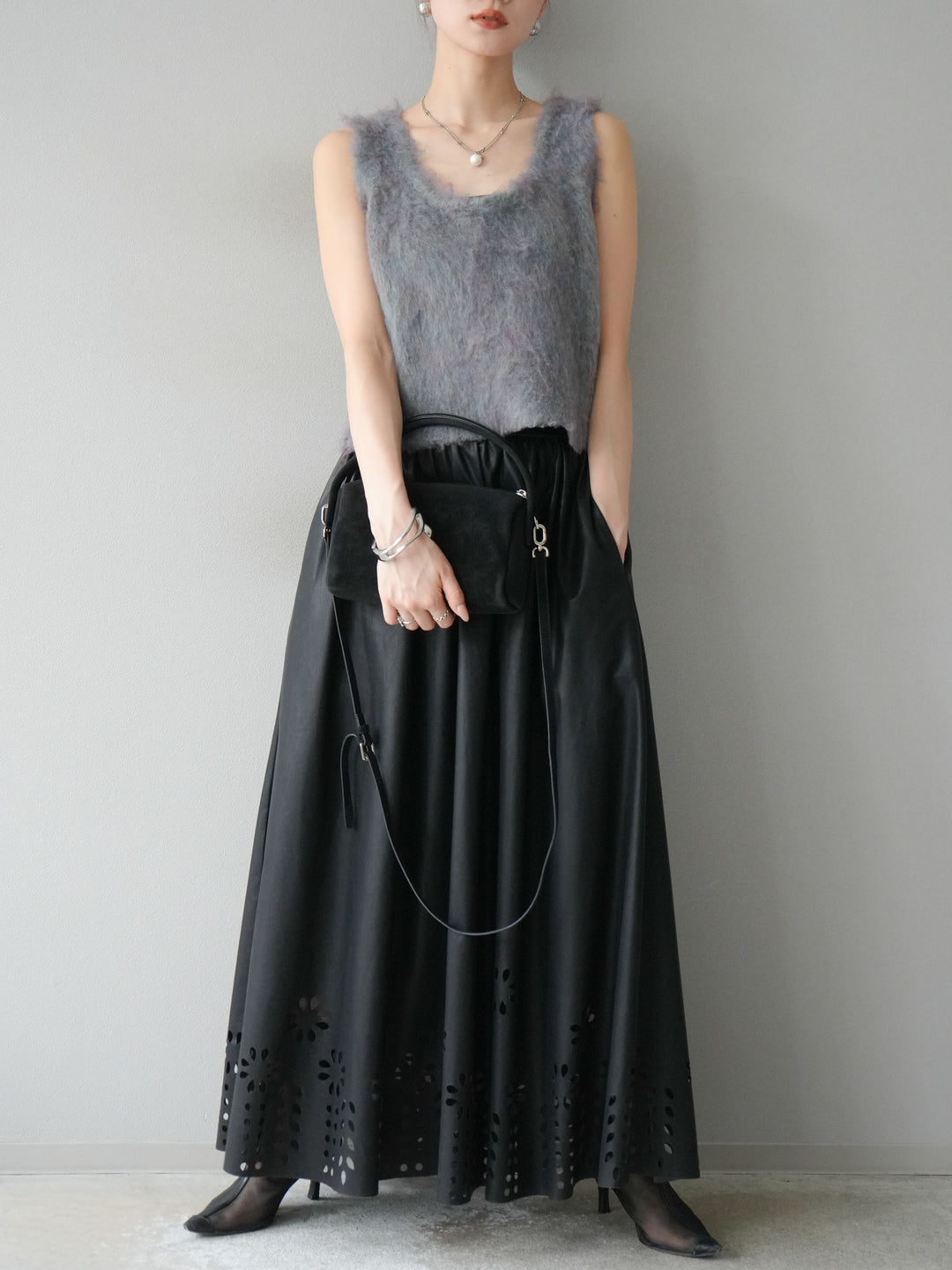 [予約]フラワーパンチングレザースカート/ブラック