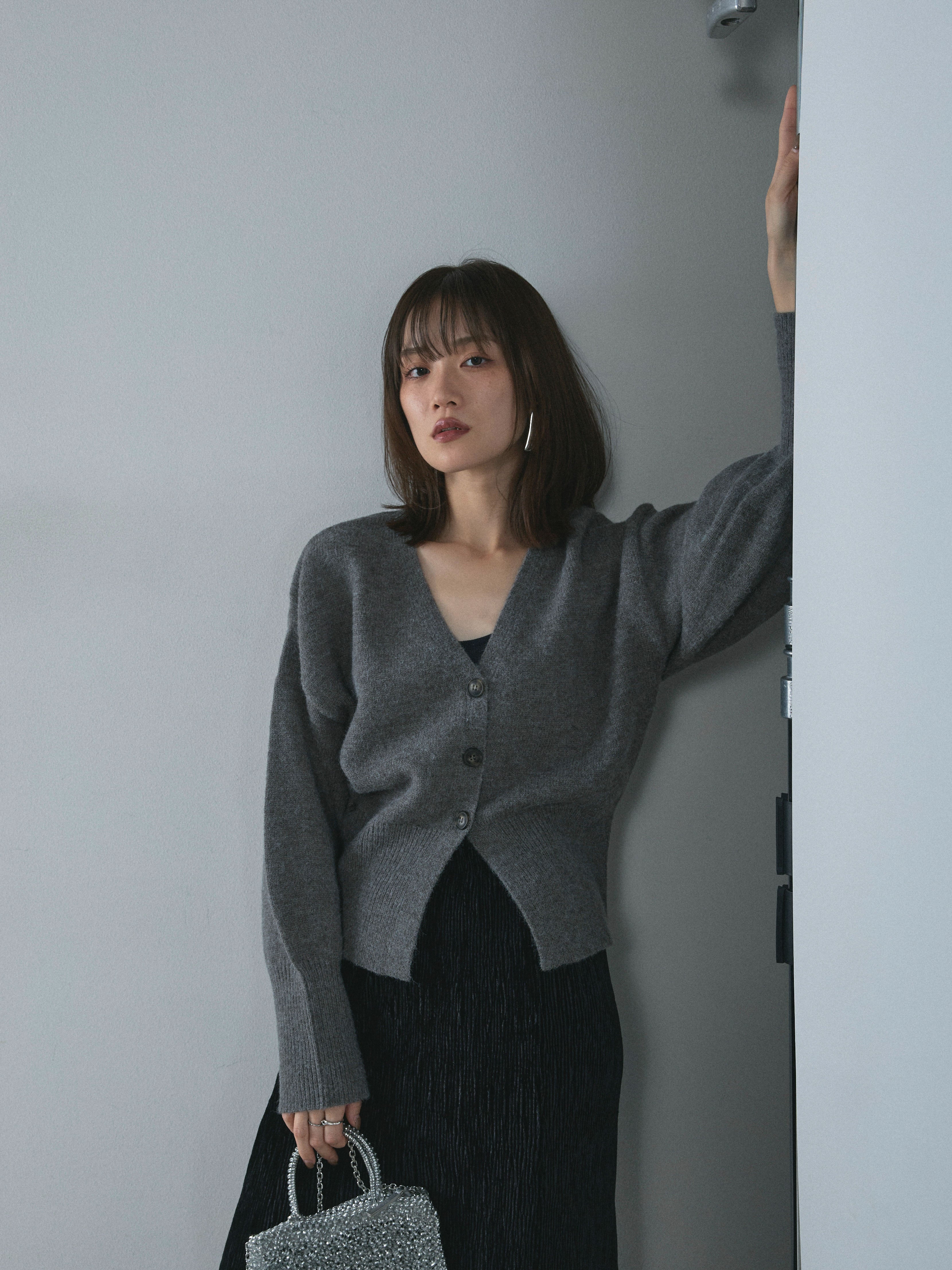 予約]アルパカタッチVネックカーディガン/charcoal – Lumier