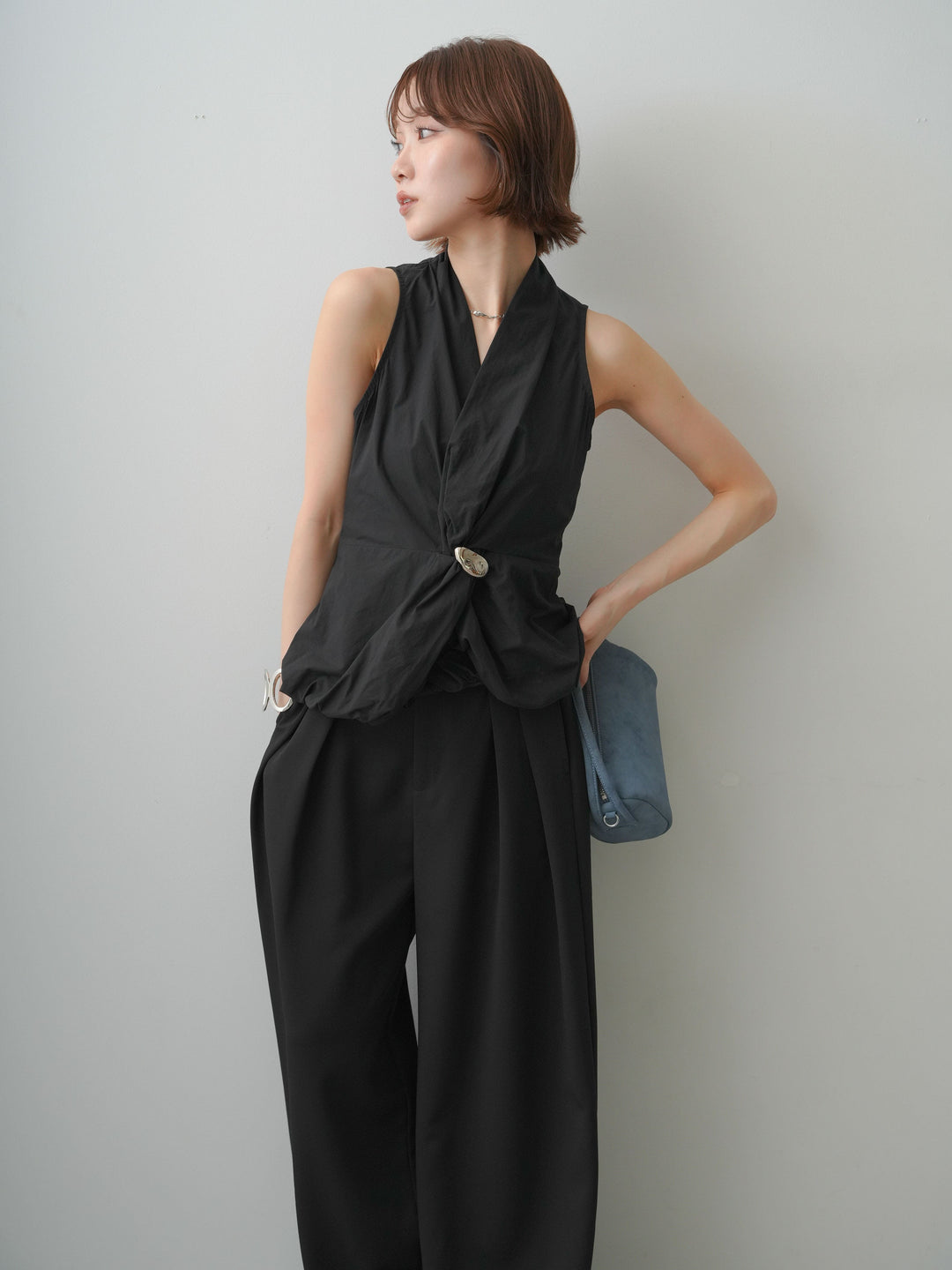 [予約]シルバーブローチ付ぺプラムツイストトップス/black