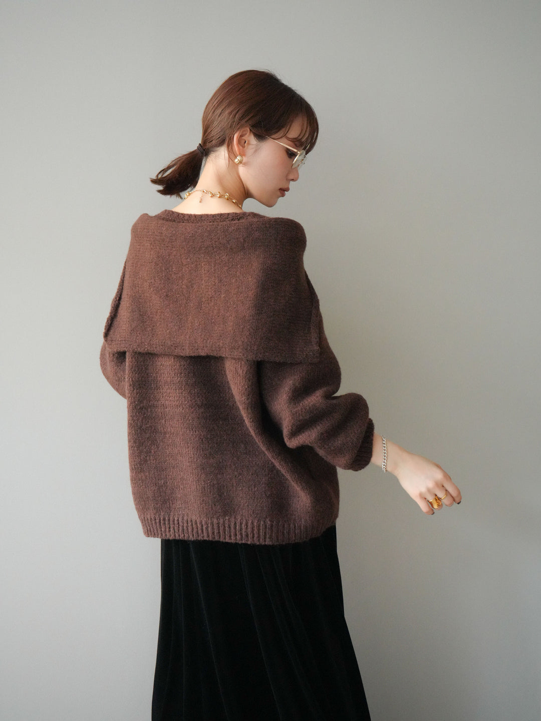 [予約]ストール付きVネックニットプルオーバー/brown