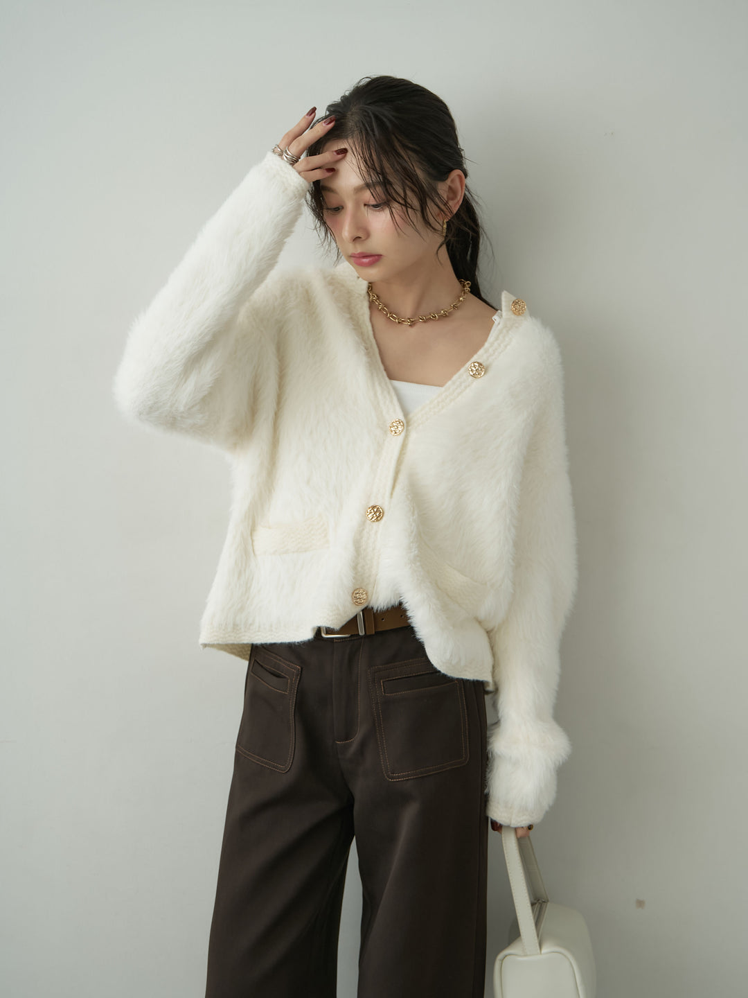 【套裝】金色扣環口袋設計毛絨針織開衫+內建罩杯羅紋抹胸吊帶衫+繫帶雙色拼接半喇叭闊腿褲（三件套）