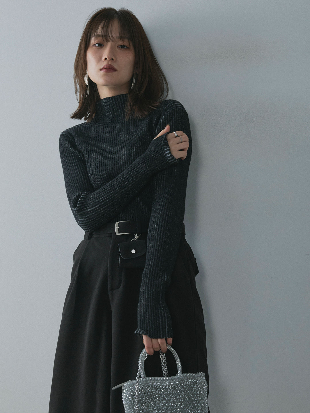 【Allure】[SET]プレーティングハイネックプルオーバー+ベルト付ウールタッチミディアムパンツ(2set)