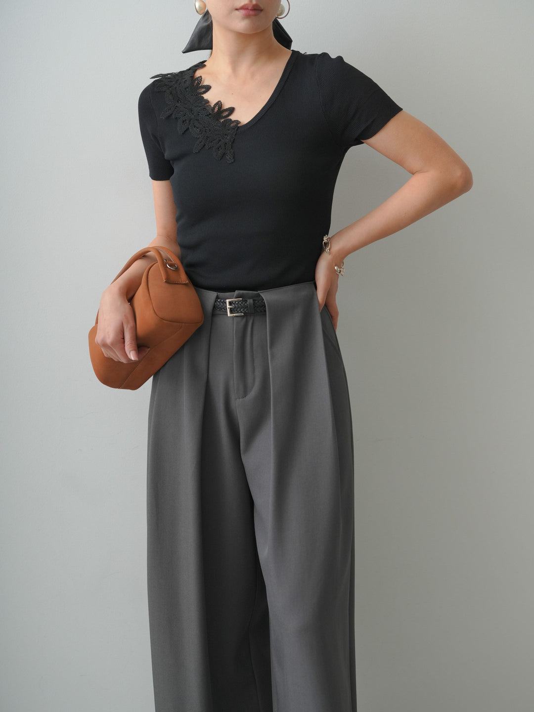[予約]アシメフラワーレースVネック半袖ニットトップス/black
