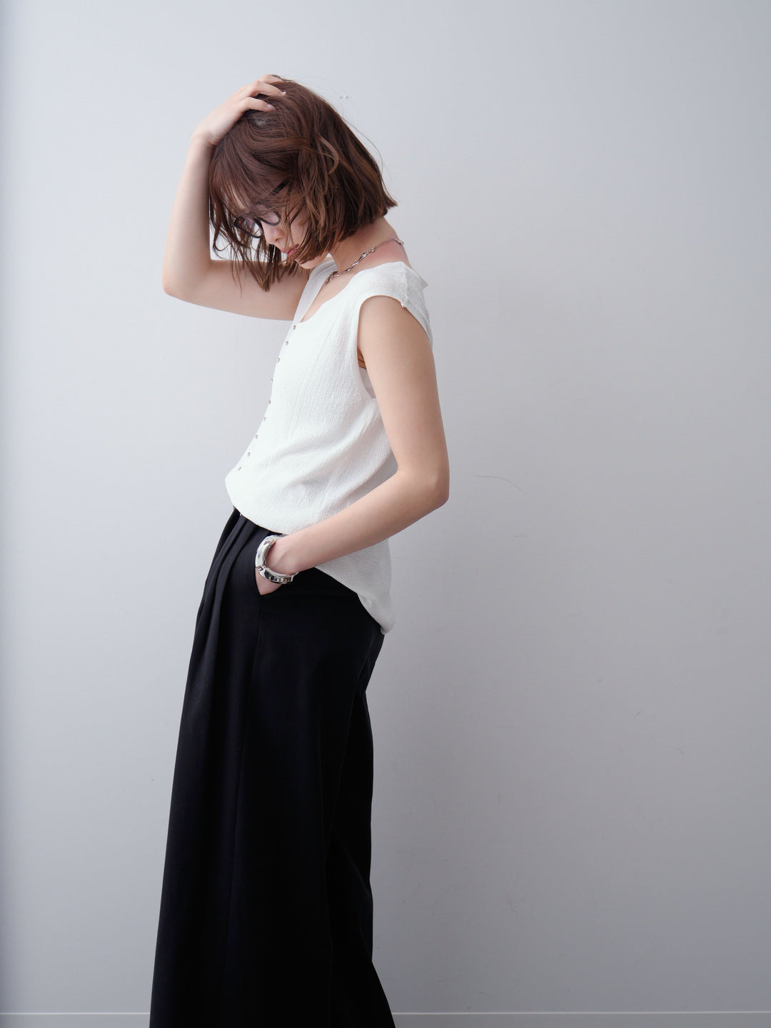 [予約]ビジューボタンノースリーブニットトップス/white