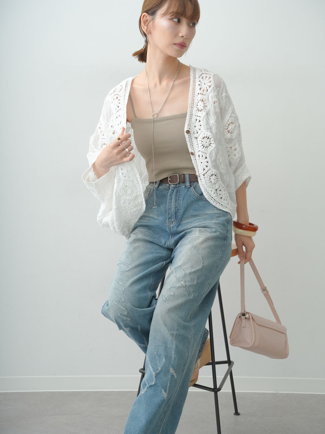 【套裝】鉤編蕾絲短版開襟衫 + 印花手拿包 寬腿牛仔褲（兩件套）