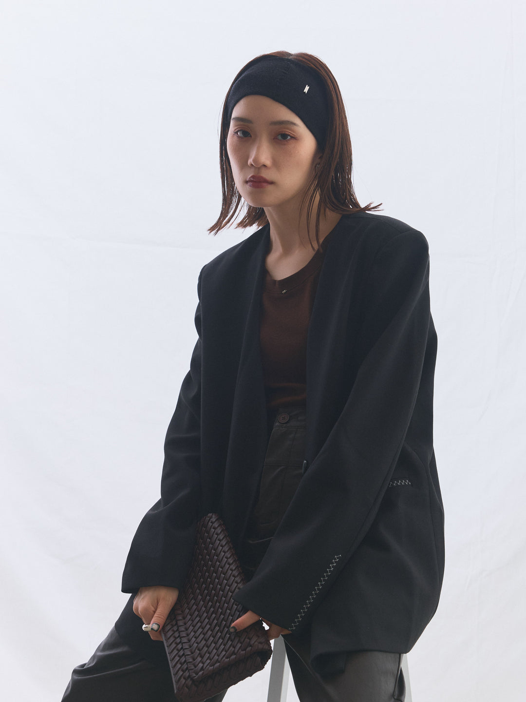 【Allure】[SET]モチーフ付Uネックシアーカットソー+レザータックセミワイドパンツ+ノーカラーステッチデザインジャケット(3set)