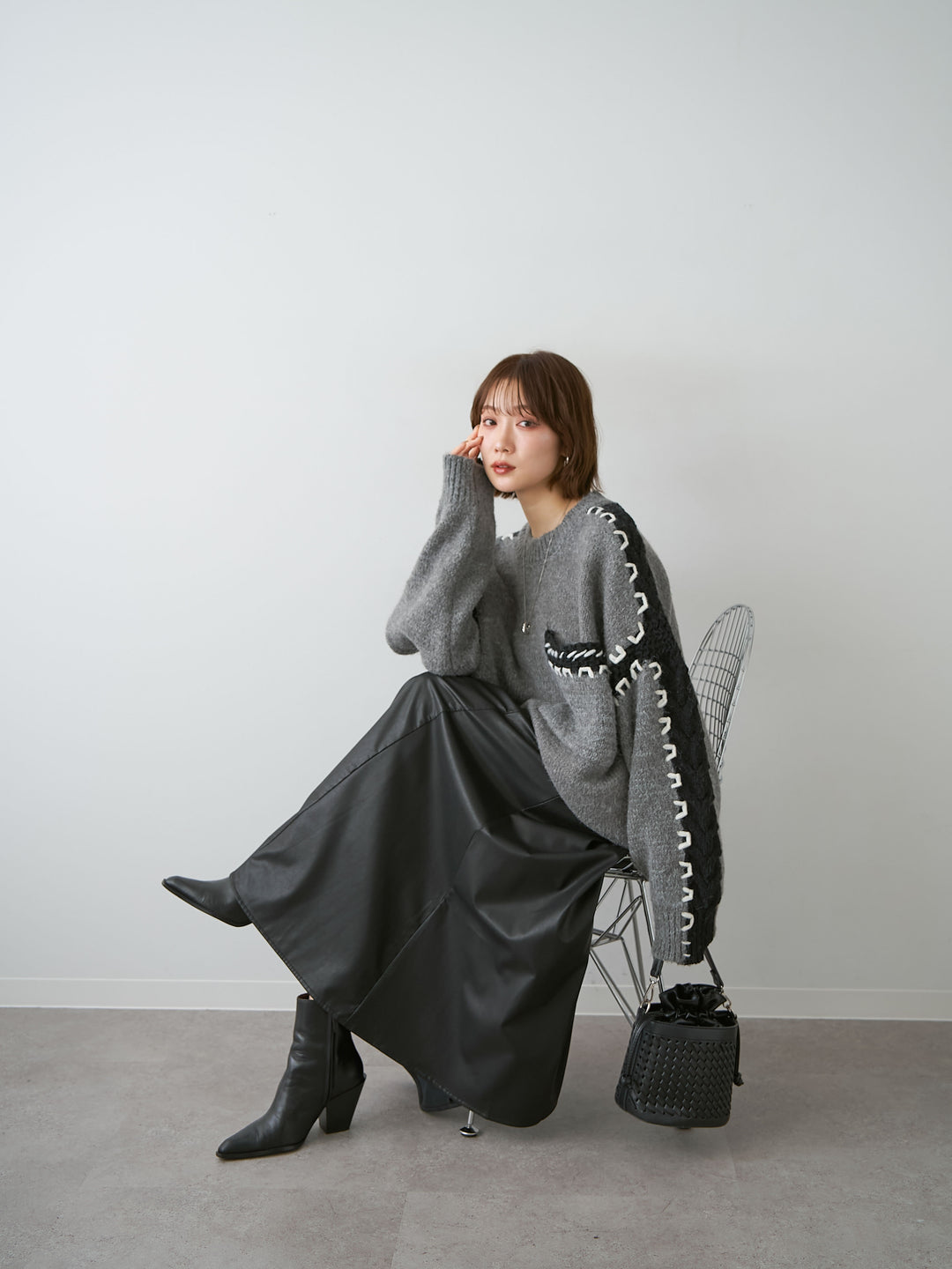 [SET]ハンドステッチデザインニットトップス+レザータッチフレアスカート(2set)