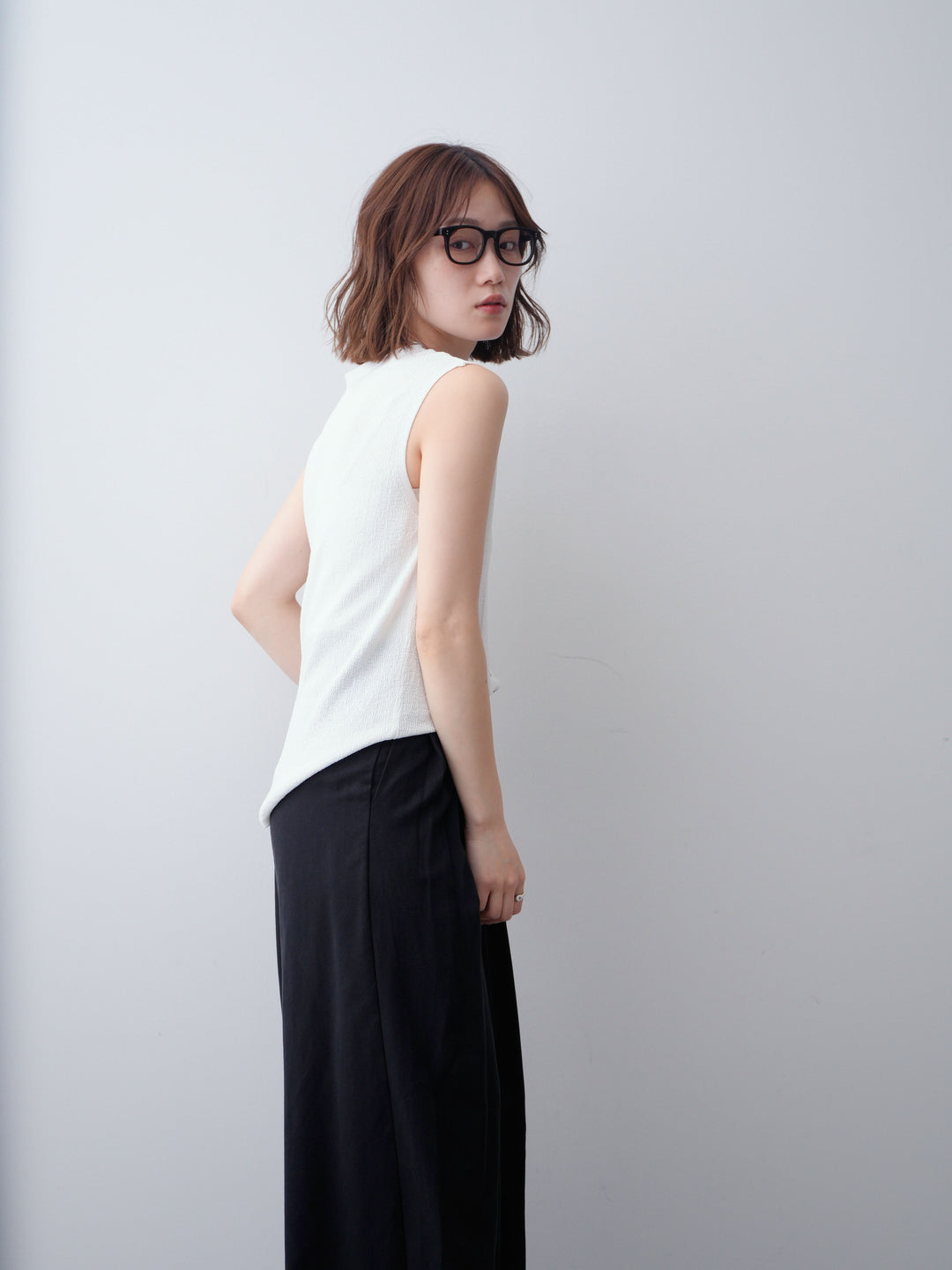 [予約]ビジューボタンノースリーブニットトップス/white
