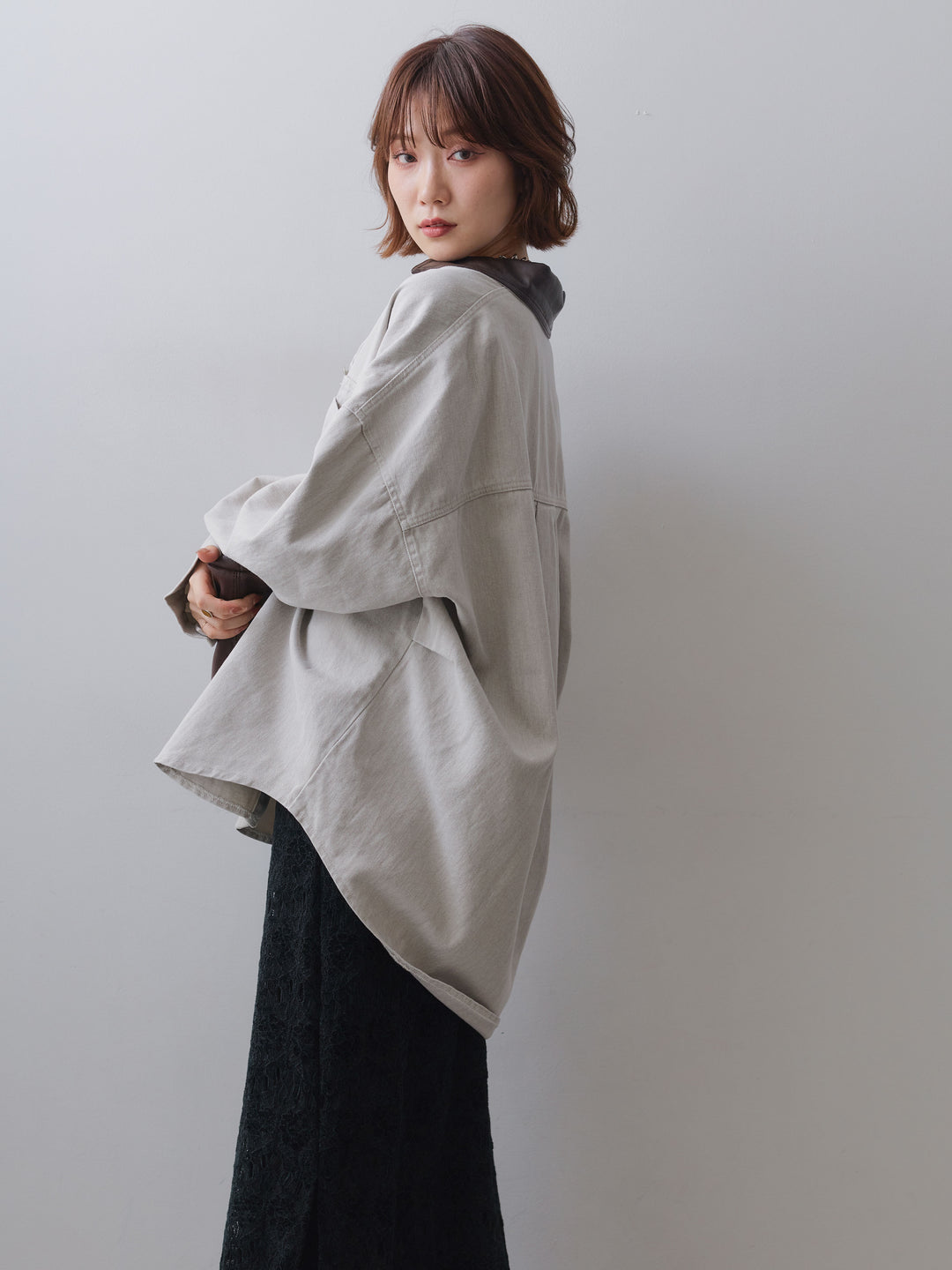 [予約]レザーカラーデザインポケットオーバーシャツ/white