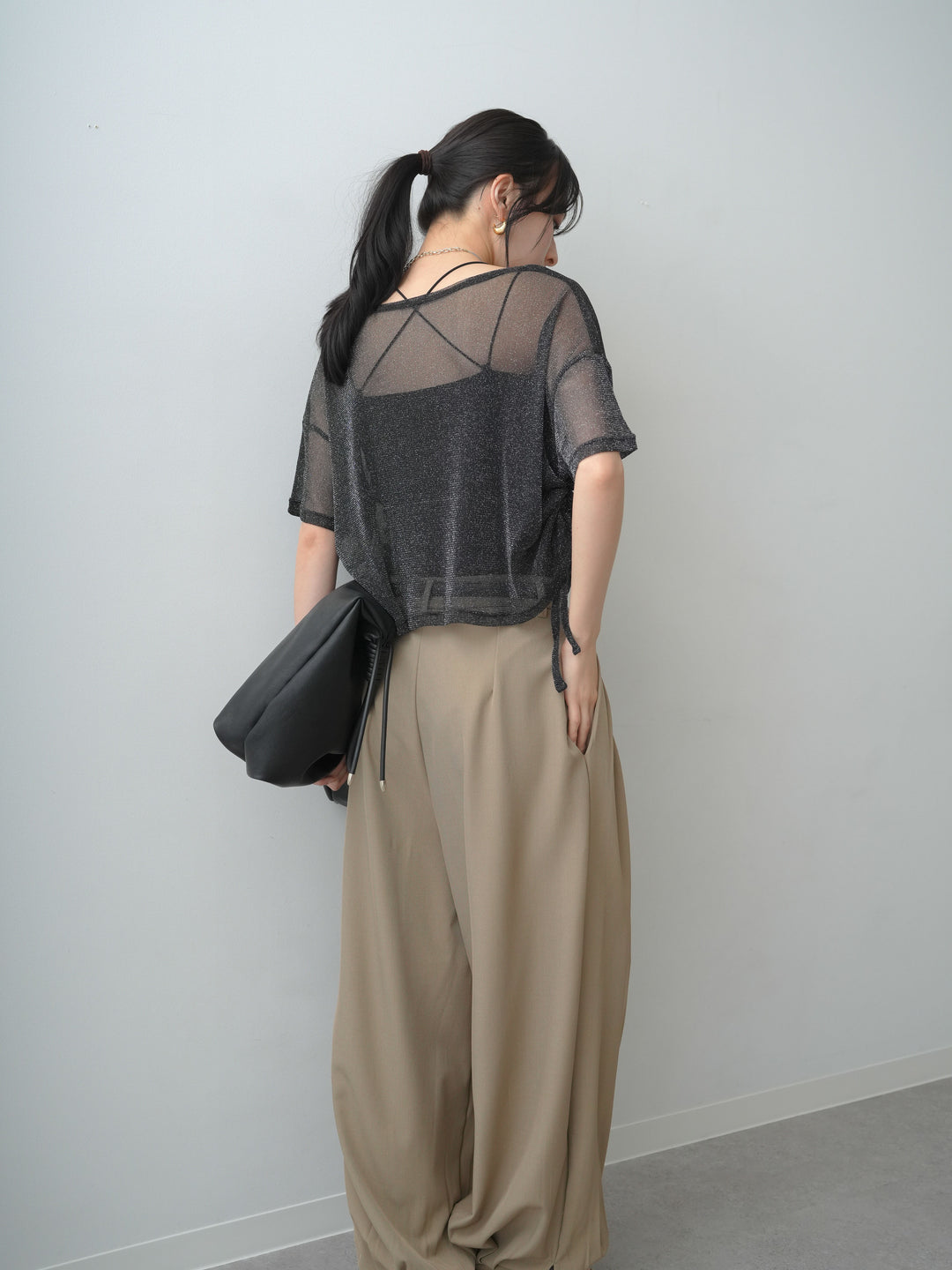 【套裝】亮片透視側褶設計上衣+下擺紐扣繭型褲（兩件組）