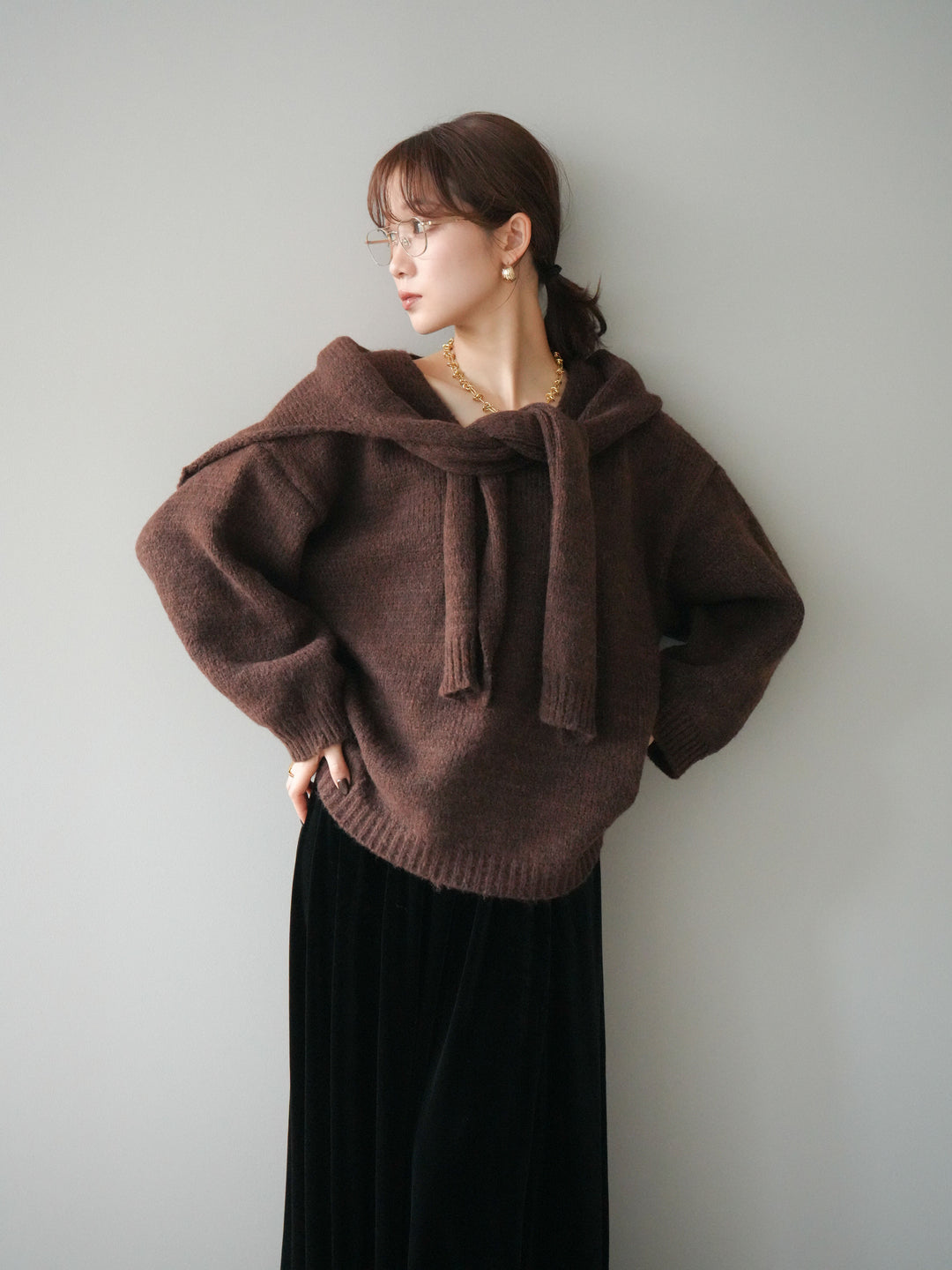 [予約]ストール付きVネックニットプルオーバー/brown