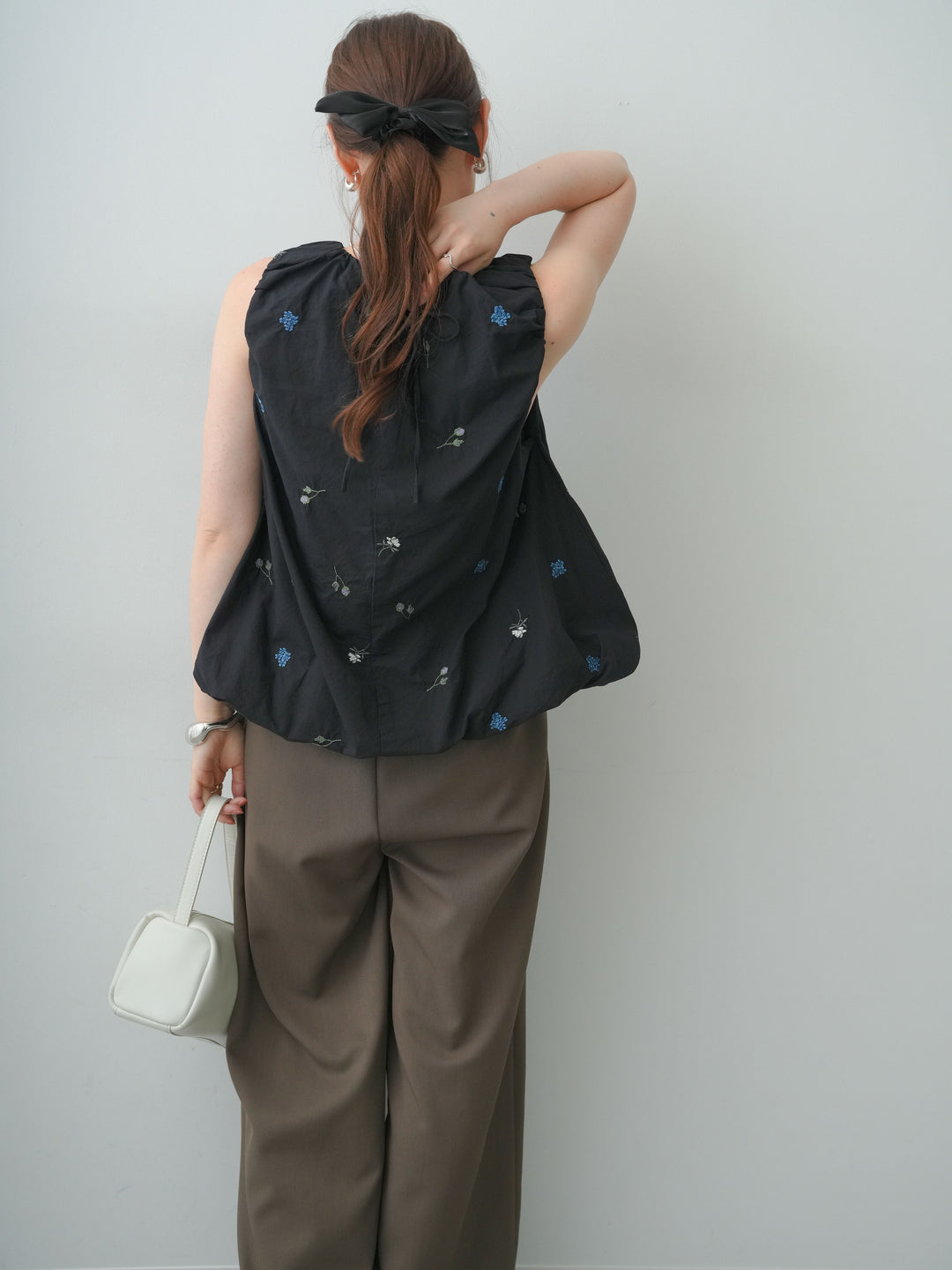 【套裝】花朵刺繡氣球無袖上衣+縐紗褶皺寬褲（兩件式）
