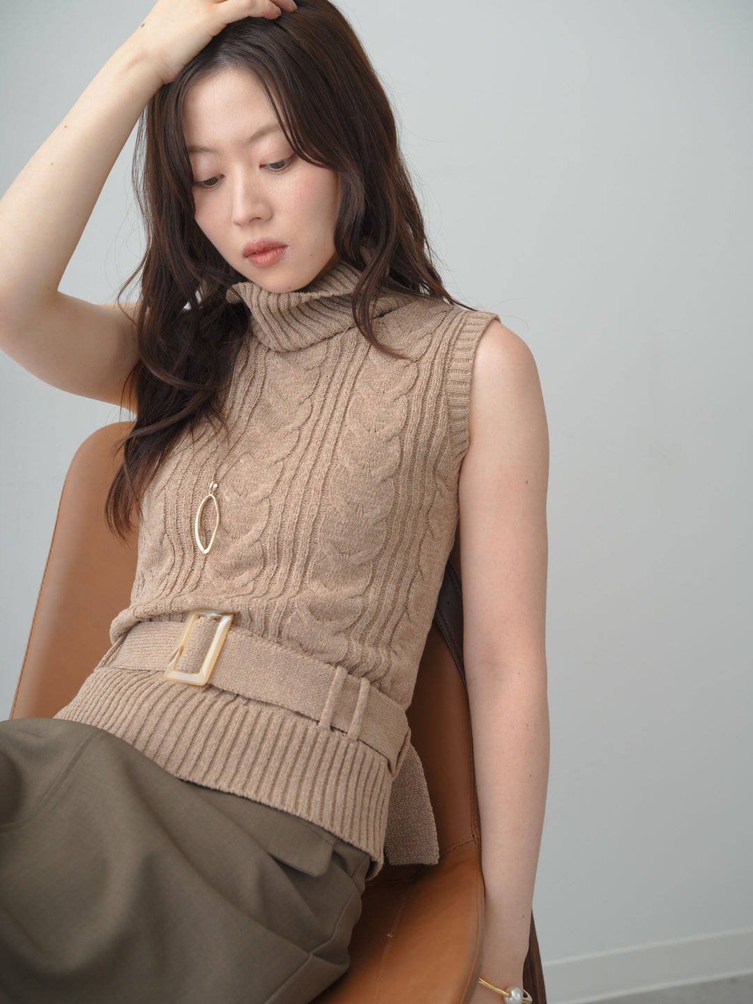 [SET]ベルト付ケーブルノースリニットトップス+クレープデシンフラップ付きストレートスカート(2set)