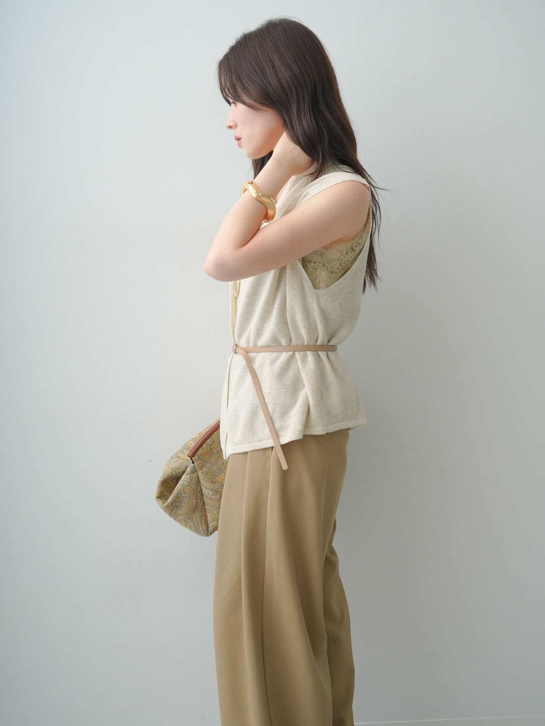 [SET]ベルト付フロントボタンノースリニットトップス+スウェードタッチレースコンビキャミソール+クレープデシンタックワイドパンツ(3set)