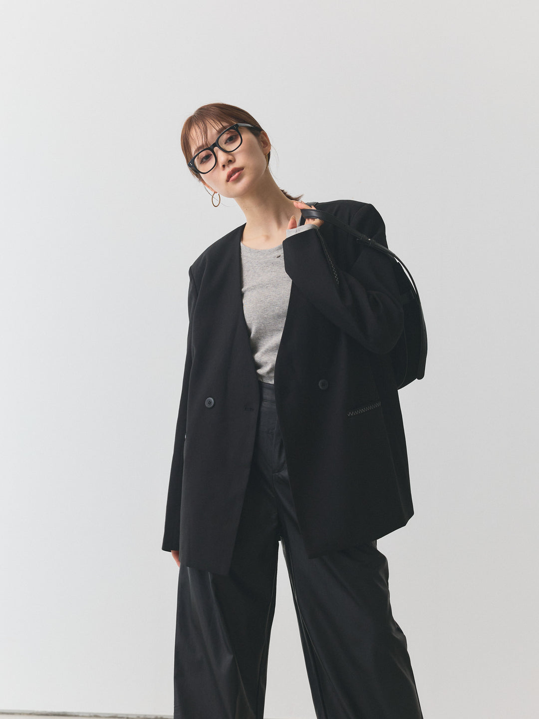 【Allure】[SET]モチーフ付Uネックシアーカットソー+ノーカラーステッチデザインジャケット(2set)