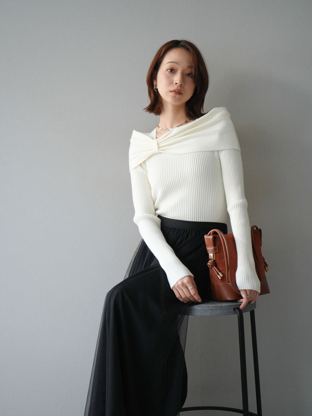 [予約]リボンモチーフオフショルリブニットトップス/white