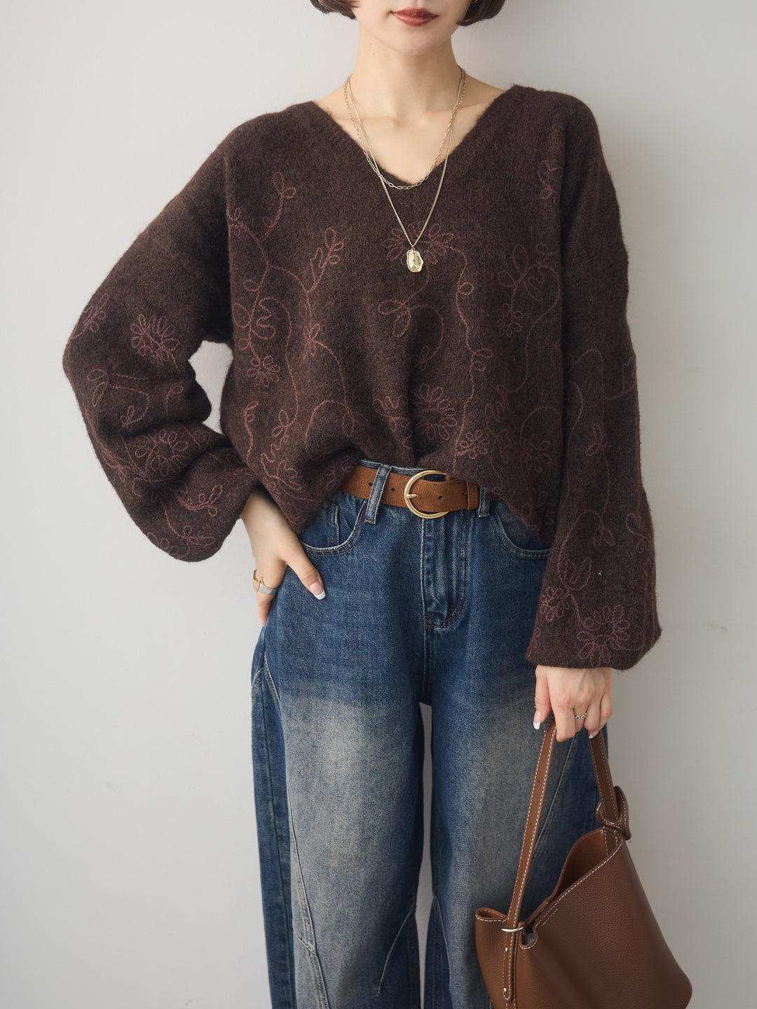 [予約]フロントエンブロイダリーVネックニットトップス/brown