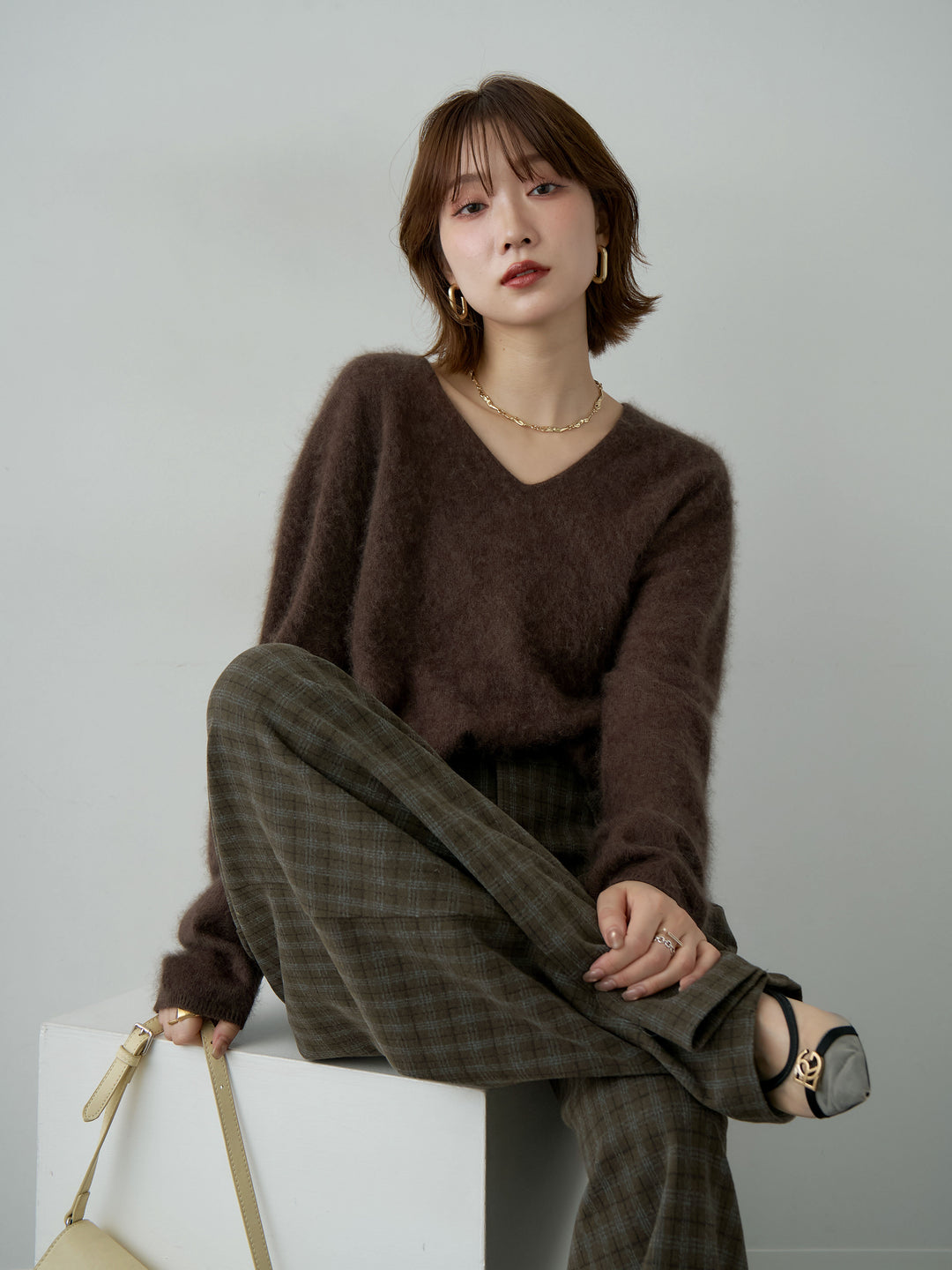 [予約]カシミア混フェザータッチVネックニットトップス/brown