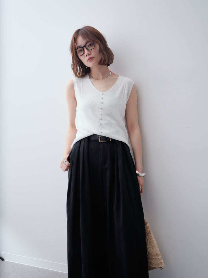 [予約]ビジューボタンノースリーブニットトップス/white