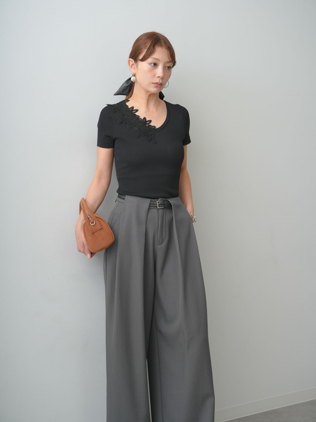 [予約]アシメフラワーレースVネック半袖ニットトップス/black