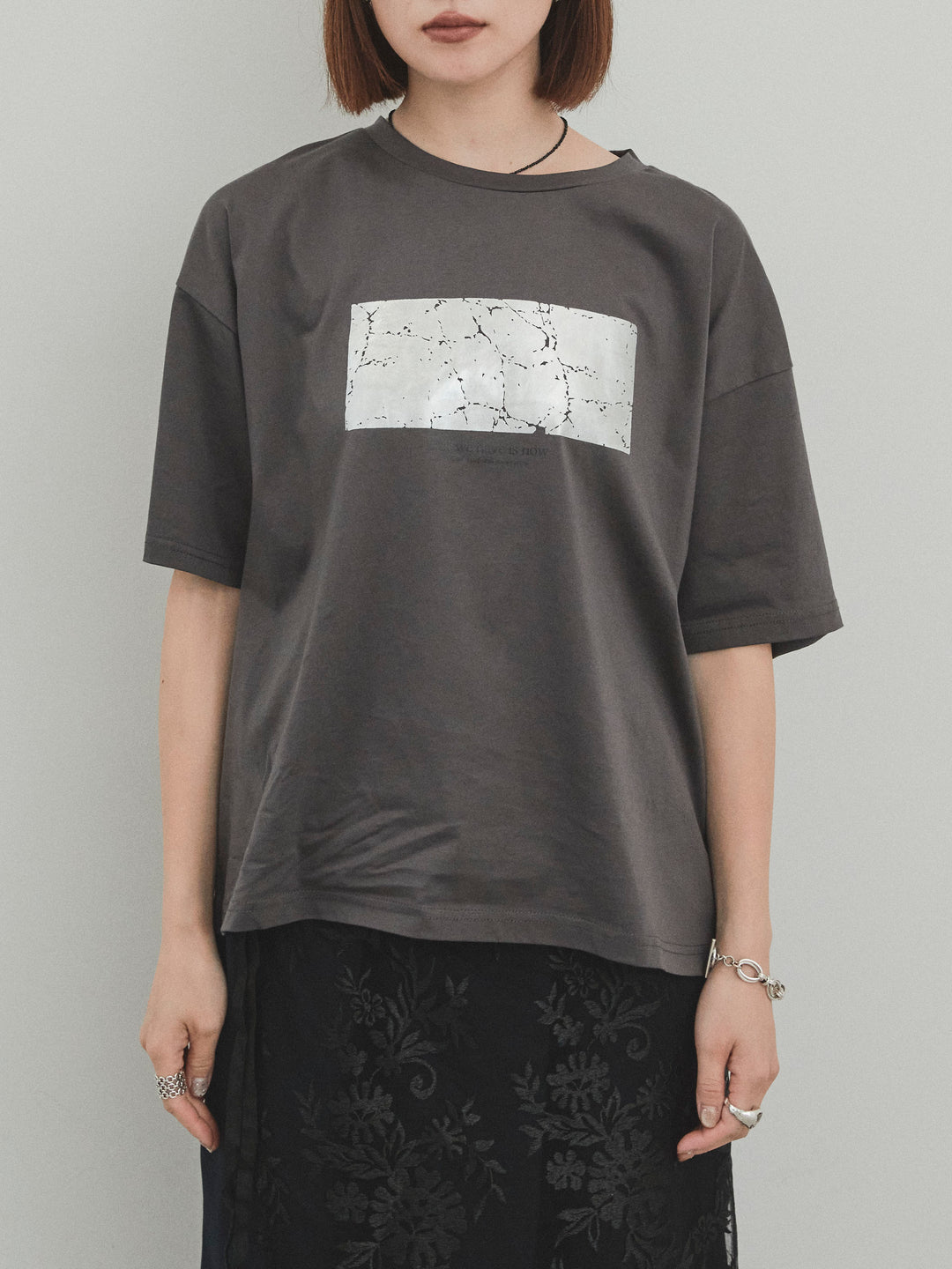 [予約]箔プリントドライタッチコットンTEE /チャコール