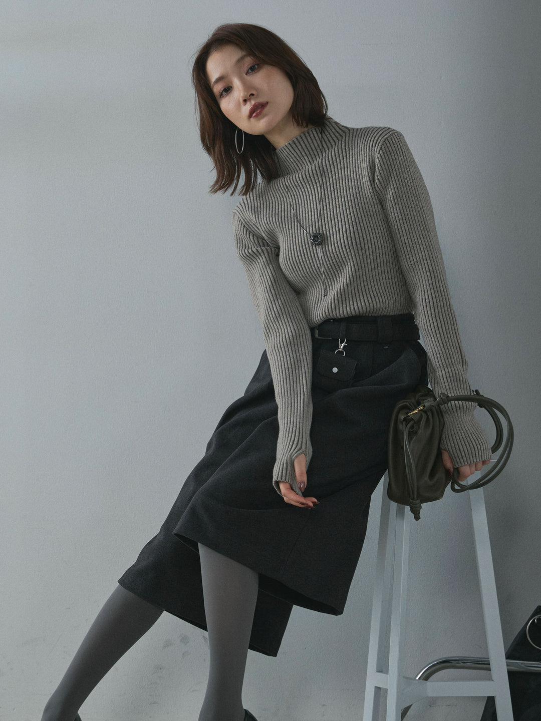 【Allure】[SET]プレーティングハイネックプルオーバー+ベルト付ウールタッチミディアムパンツ(2set)