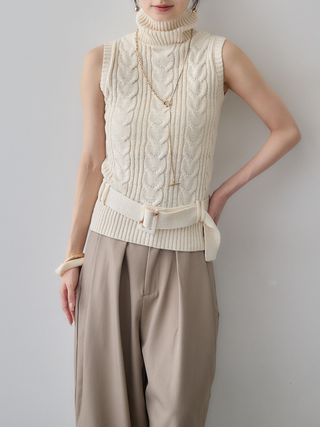[SET]ベルト付ケーブルノースリニットトップス+ツイルタックコクーンパンツ(2set)