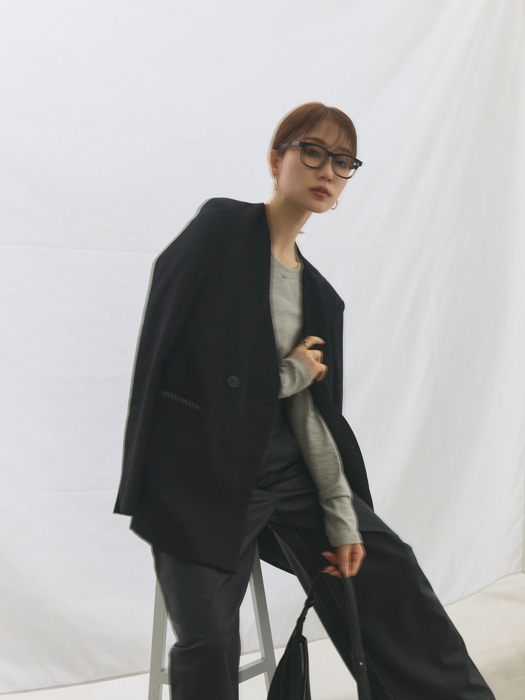 【Allure】[SET]モチーフ付Uネックシアーカットソー+レザータックセミワイドパンツ+ノーカラーステッチデザインジャケット(3set)