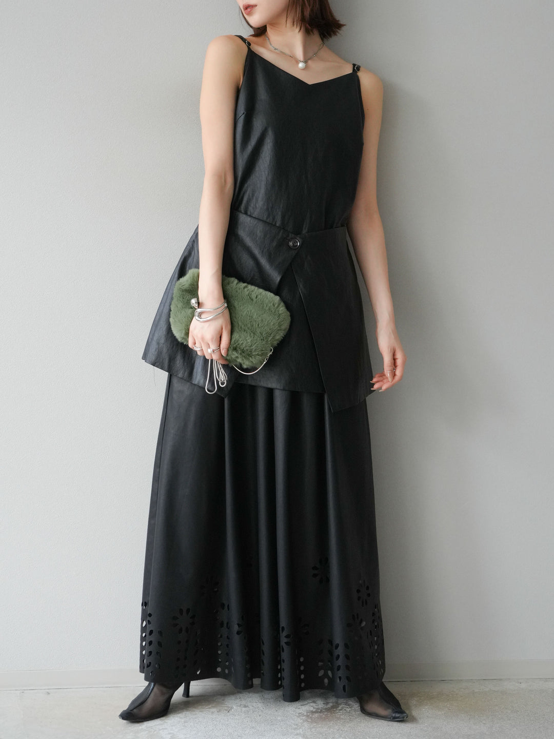 [予約]フラワーパンチングレザースカート/ブラック