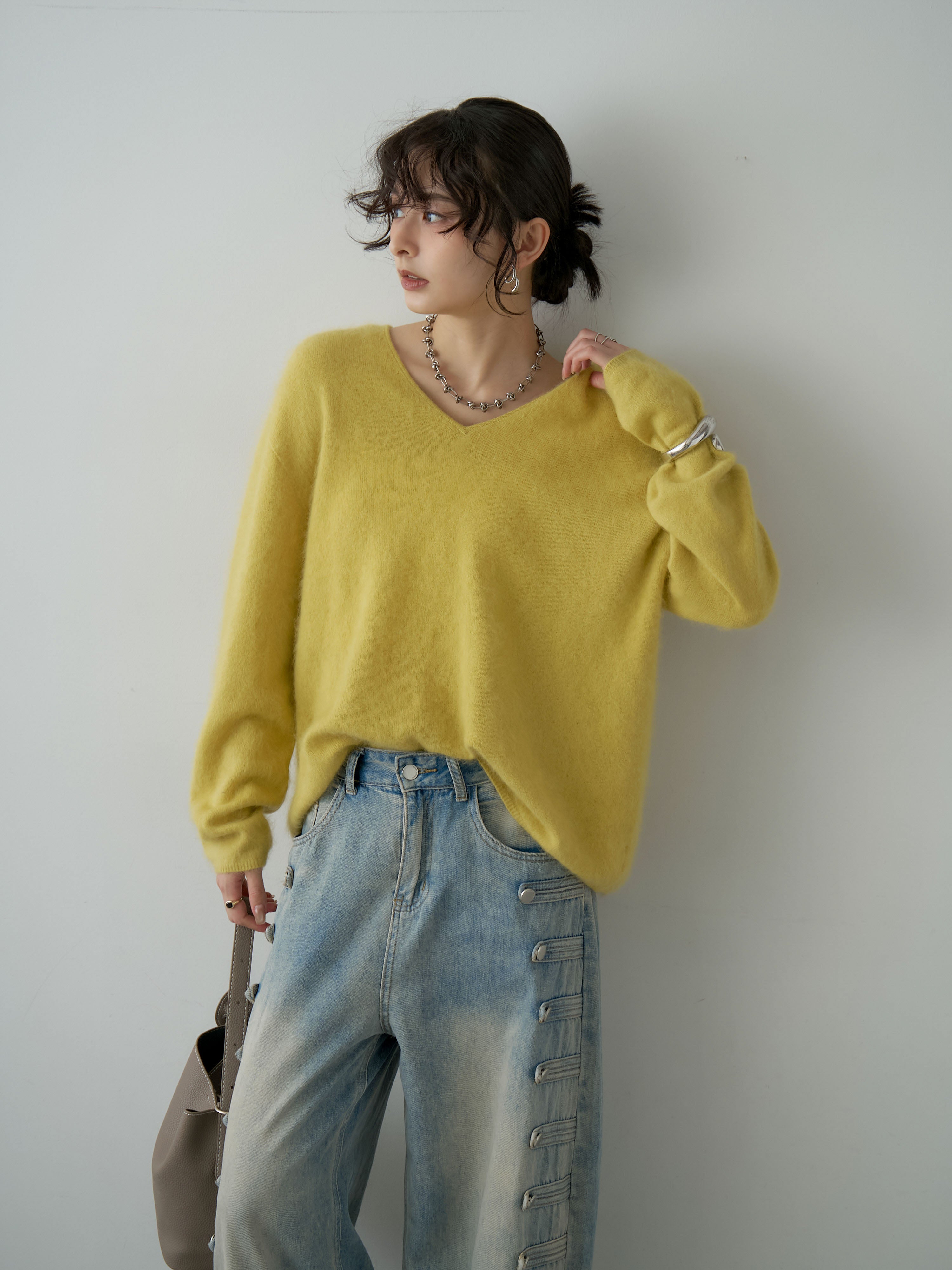 予約]カシミア混フェザータッチVネックニットトップス/green – Lumier