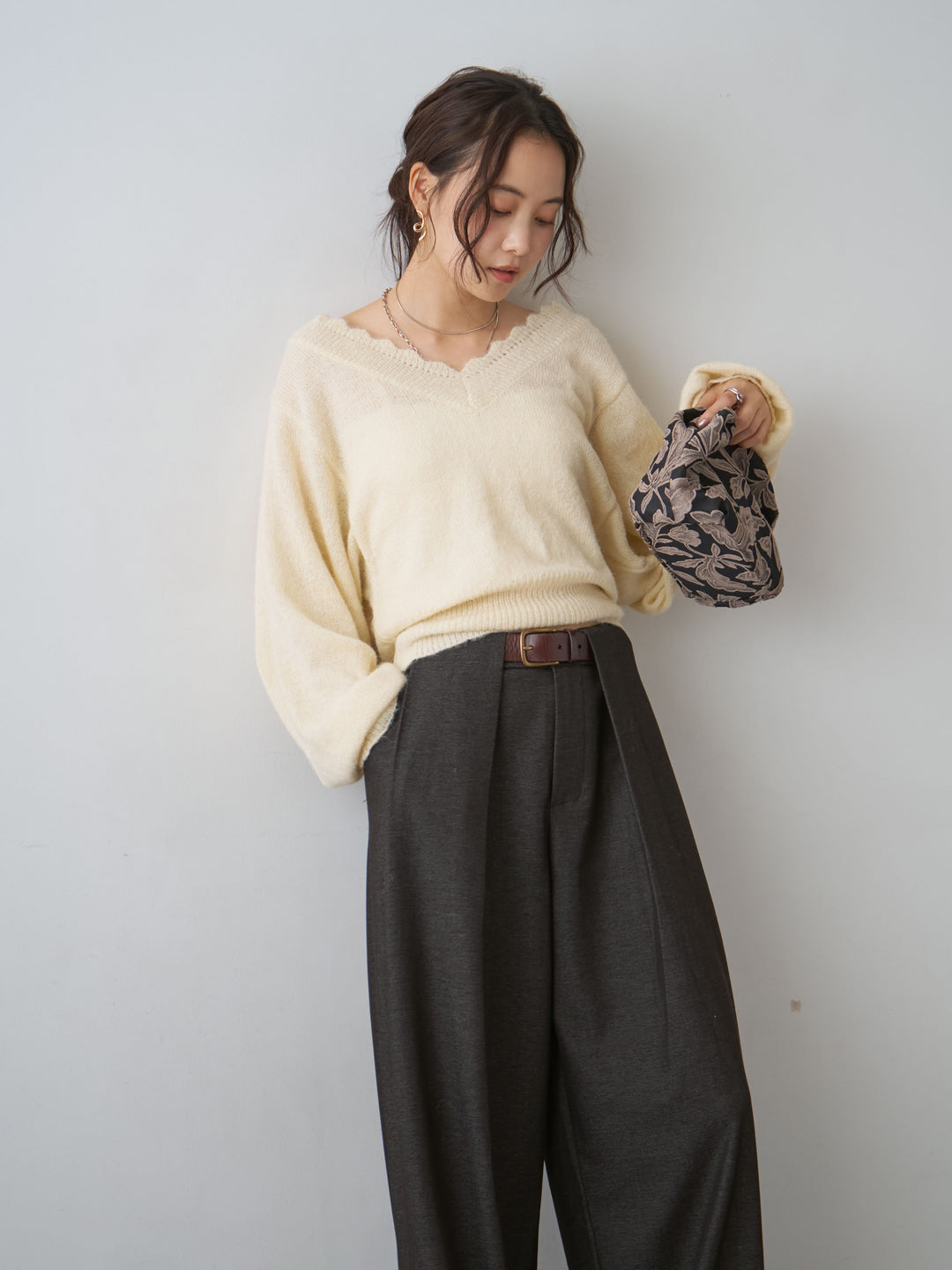 【套裝】扇形V領蝙蝠袖針織上衣 + 新款腰帶環闊腿褲（兩件組）