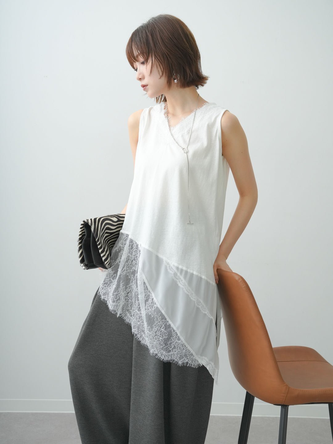 [予約]ヘムアシメレースドッキングノースリトップス/white