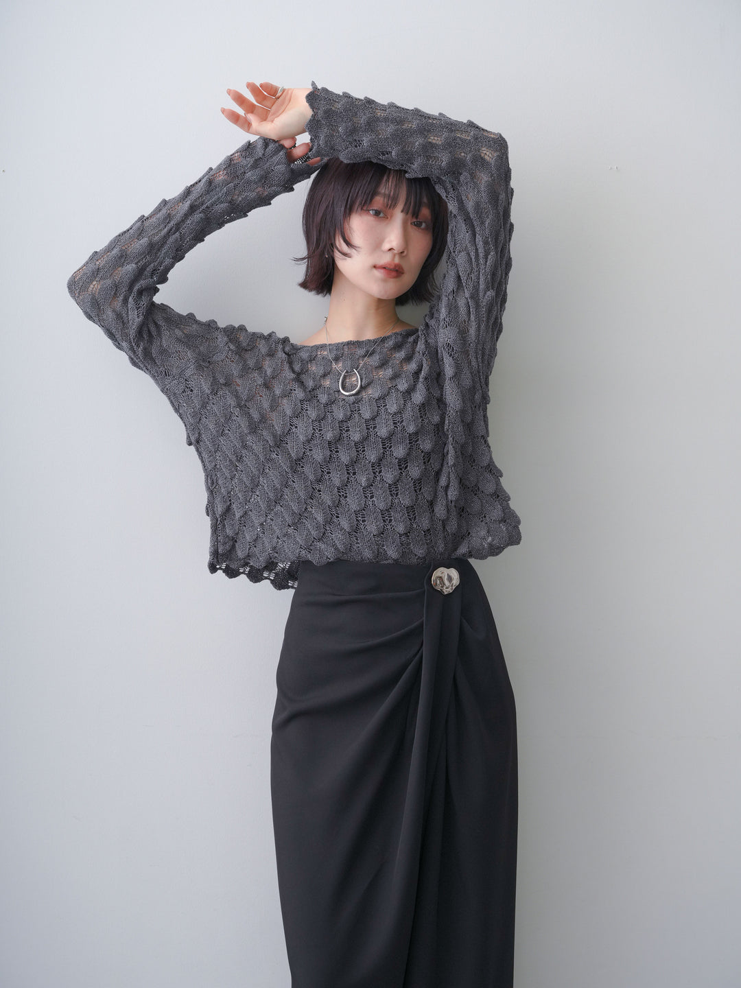 [SET]テクスチャードスカラップニットトップス+シルバーモチーフドレープパンツ(2set)