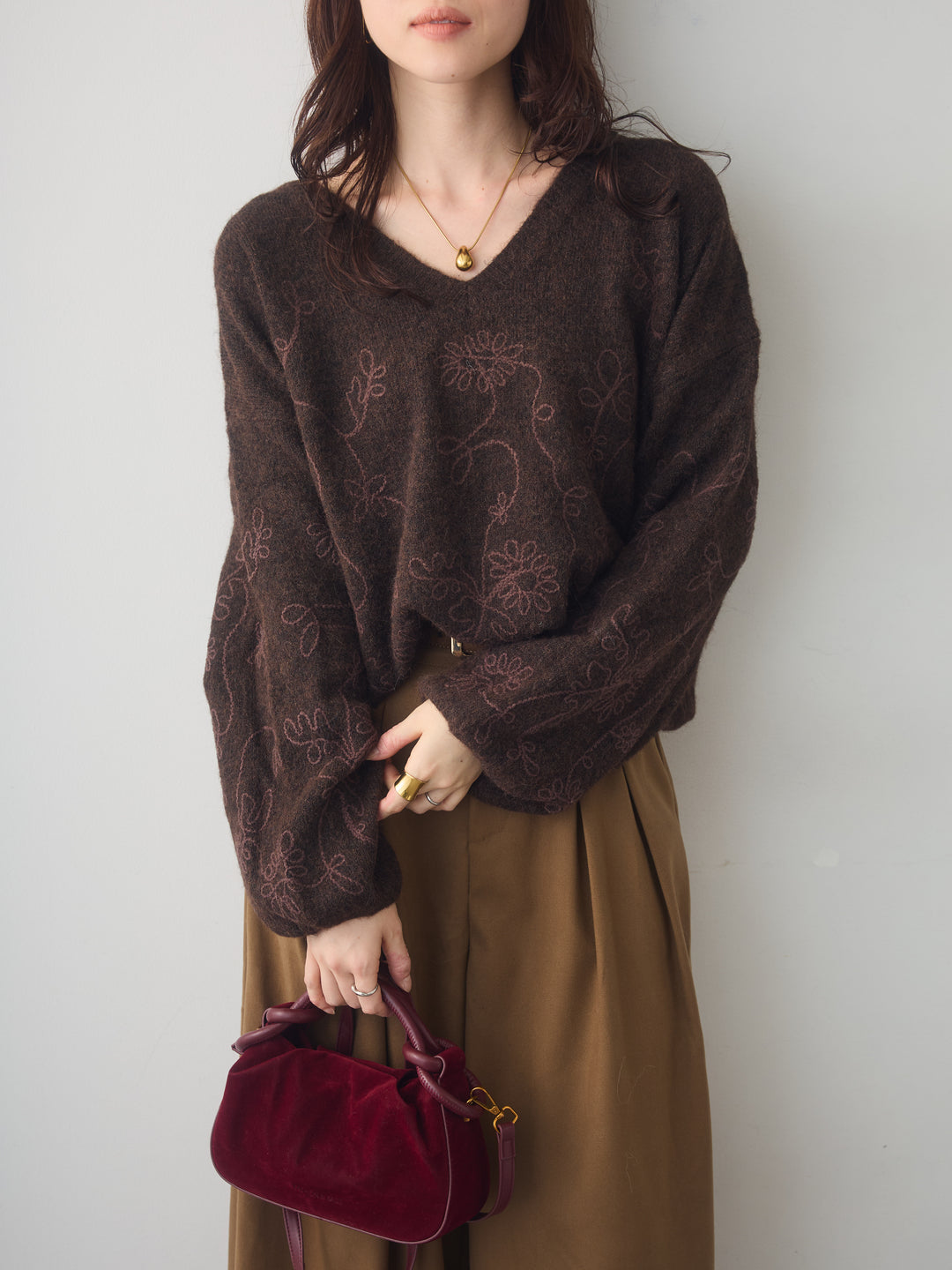 [予約]フロントエンブロイダリーVネックニットトップス/brown