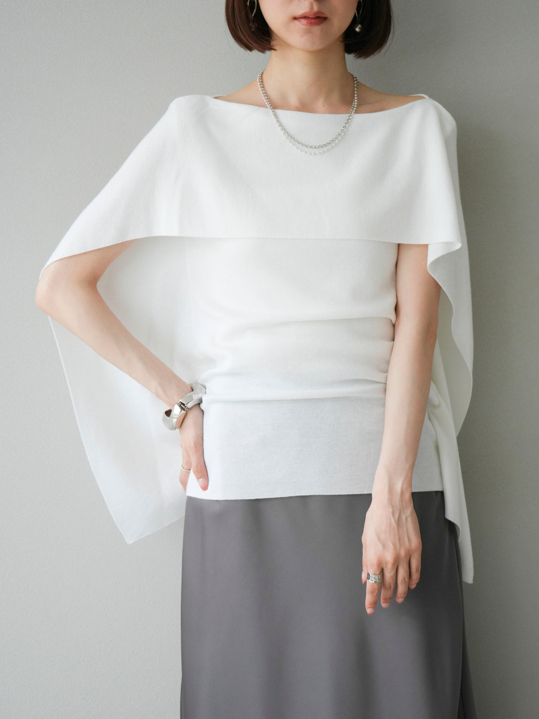 [予約]マントデザインスリットドルマンニット/アイボリー